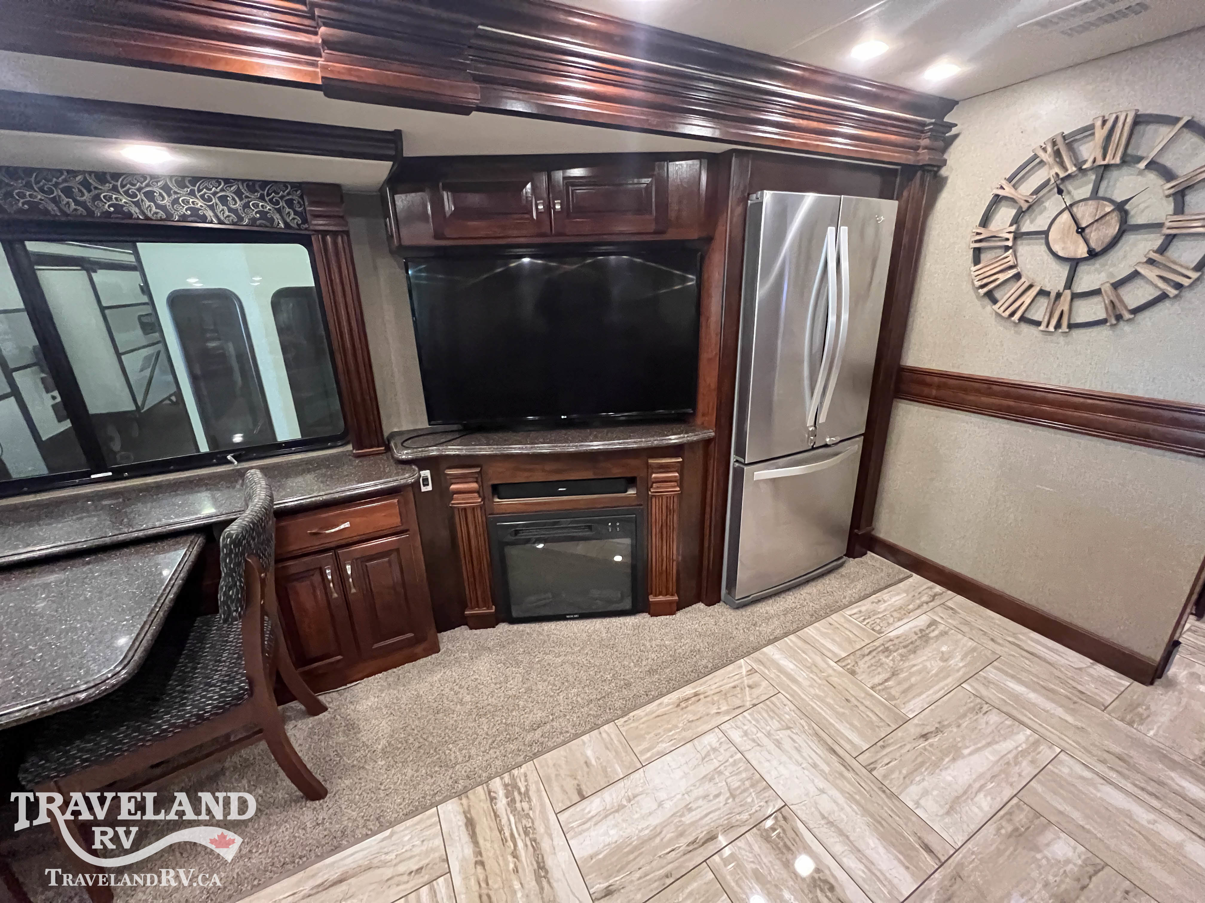 2018 Fleetwood Discovery LXE 40D - Image 13