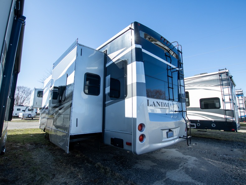 2016 Heartland Landmark 365 LM Charleston - Image 3