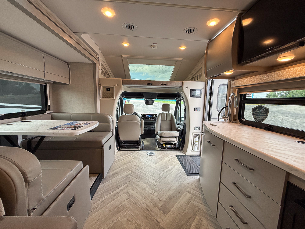 2025 THOR MOTORCOACH 24FB - Image 51