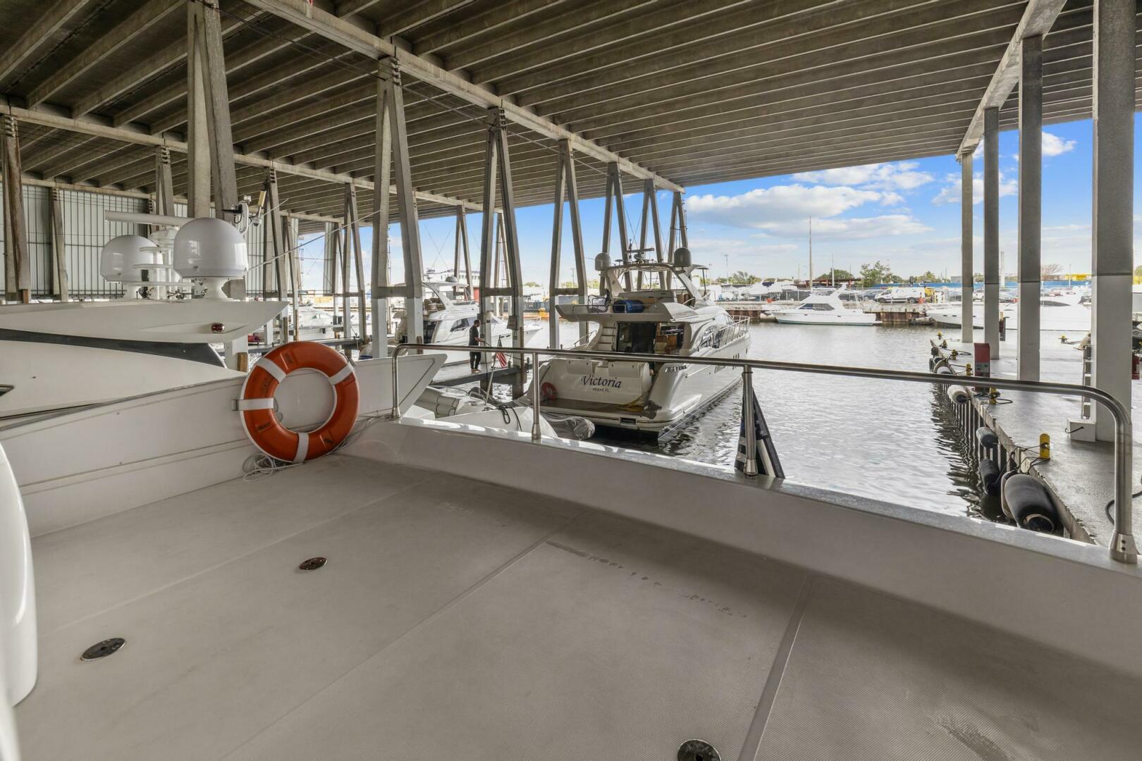 2005 Azimut 55 flybridge - Image 14