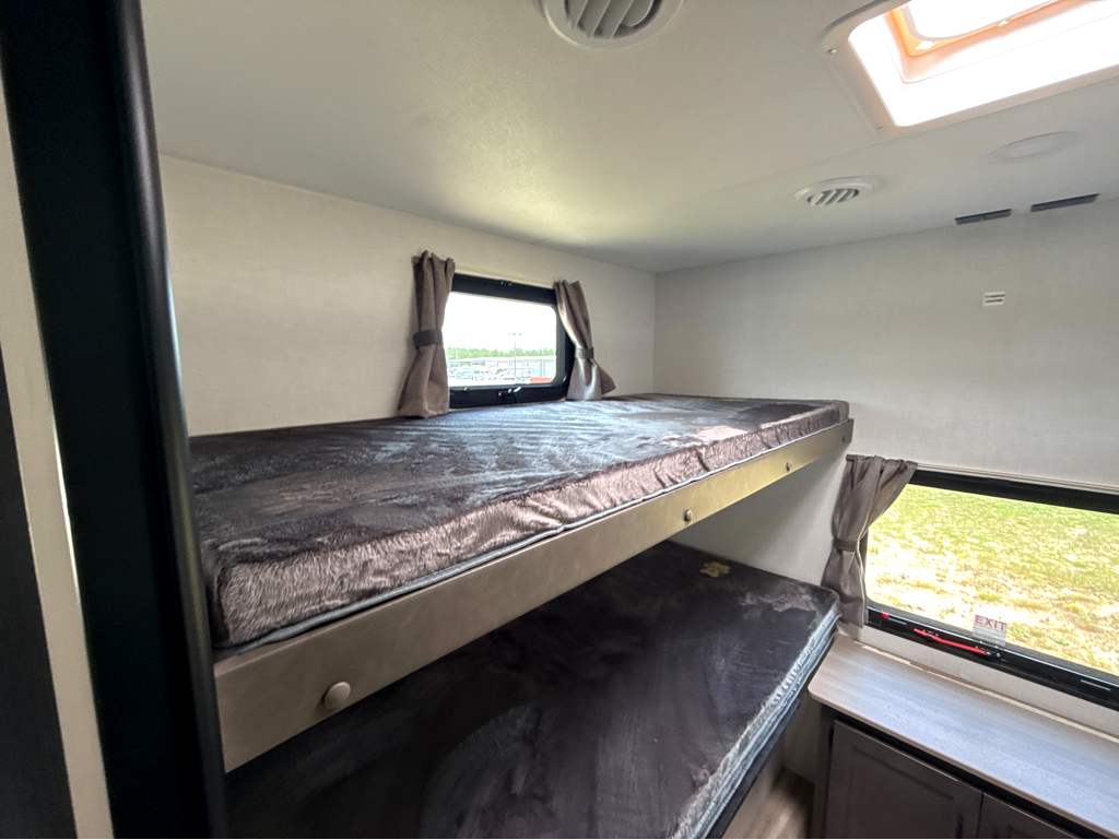 2026 VENTURE RV SPORTTREK 343VIB - Image 21