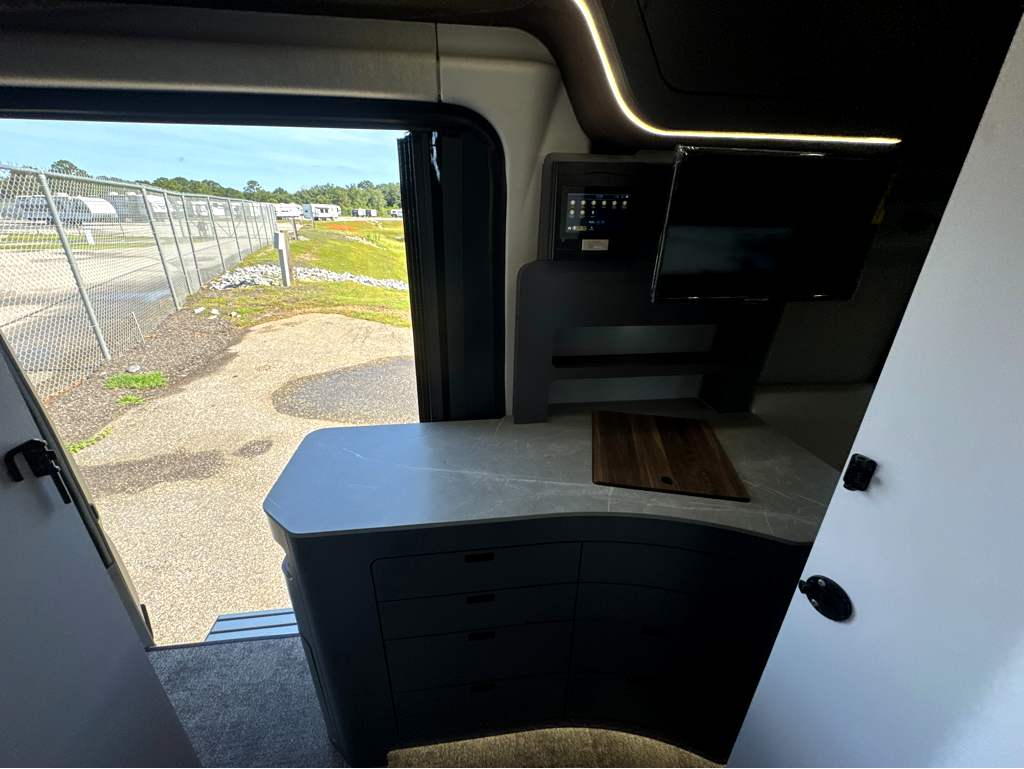 2027 GRAND DESIGN LINEAGE SERIESVP LVP2 - Image 19