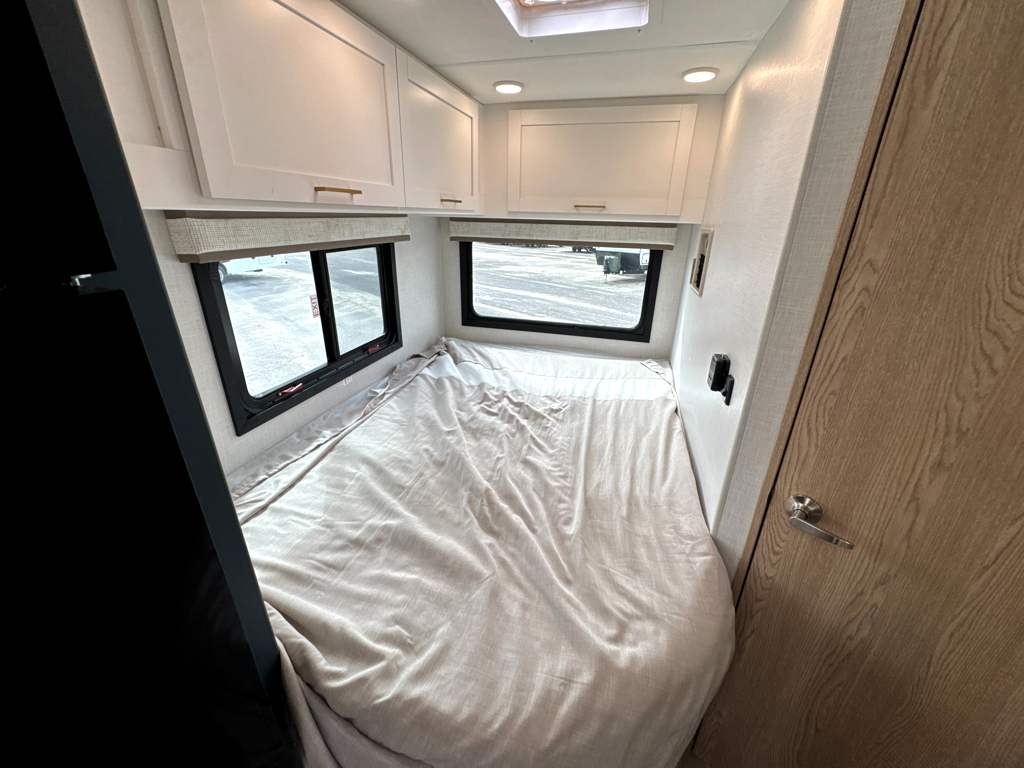 2027 THOR MOTOR COACH MAGNITUDE GA21 - Image 10