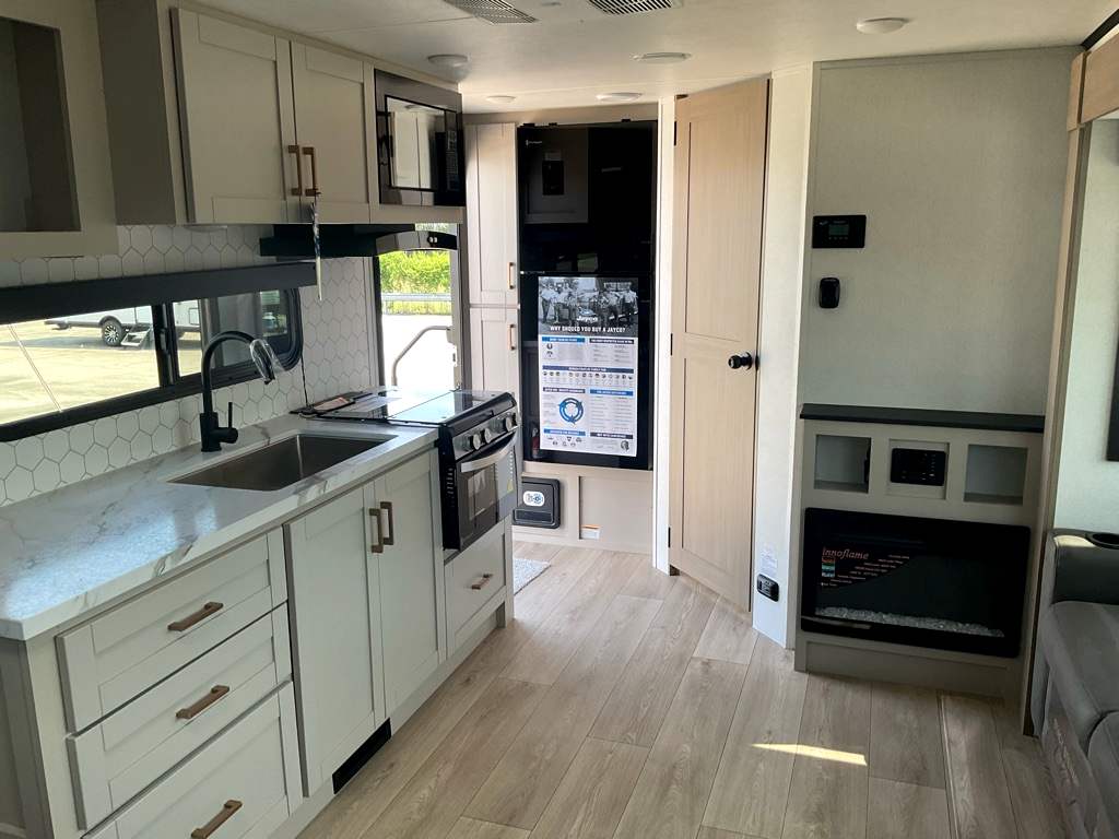 2027 JAYCO Jay Feather 18RBF - Image 8