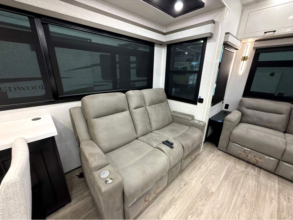 2027 JAYCO PINNACLE 32RLTS - Image 16