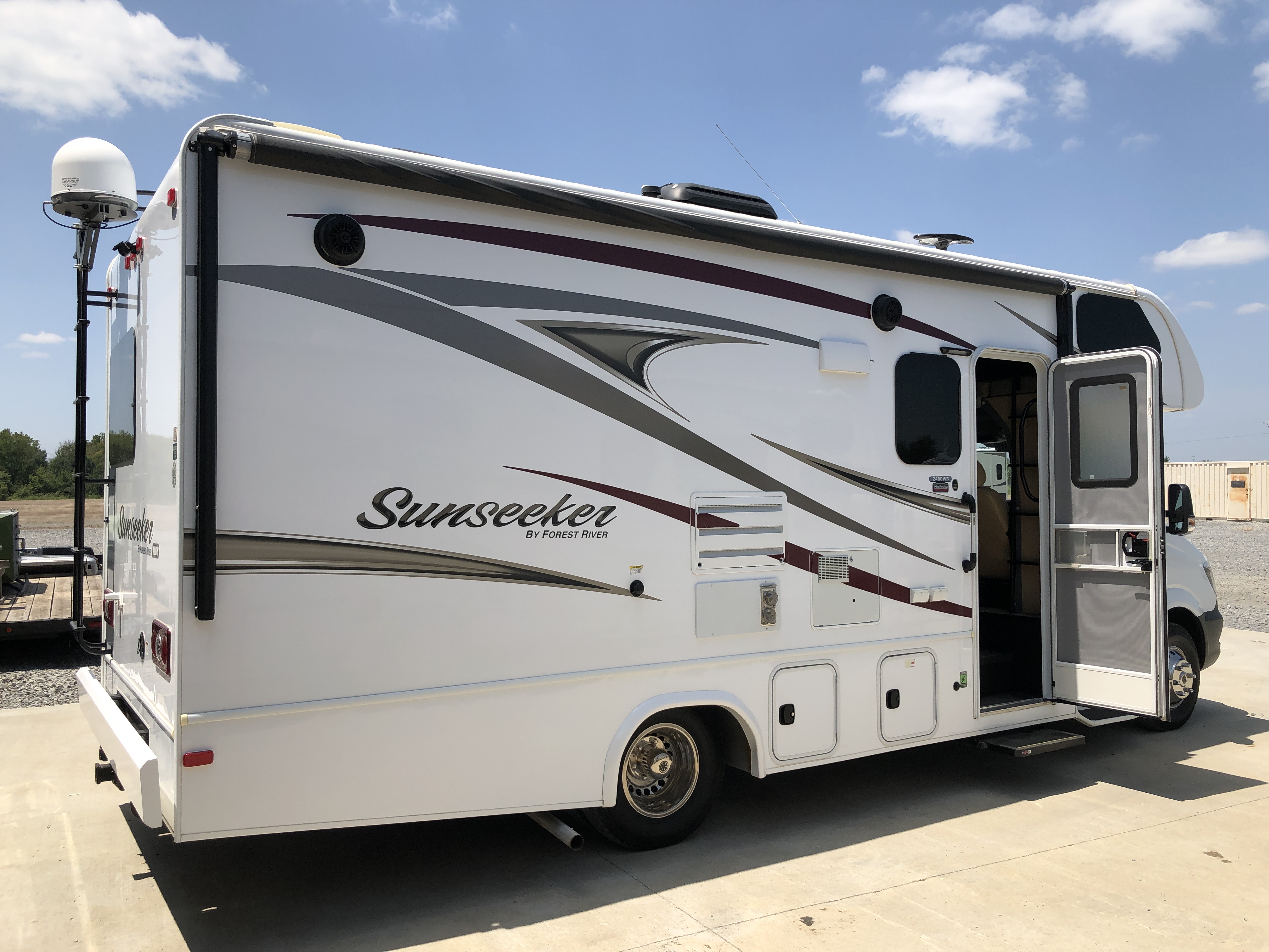 2016 Forest River SUNSEEKER 2400WS - Image 8