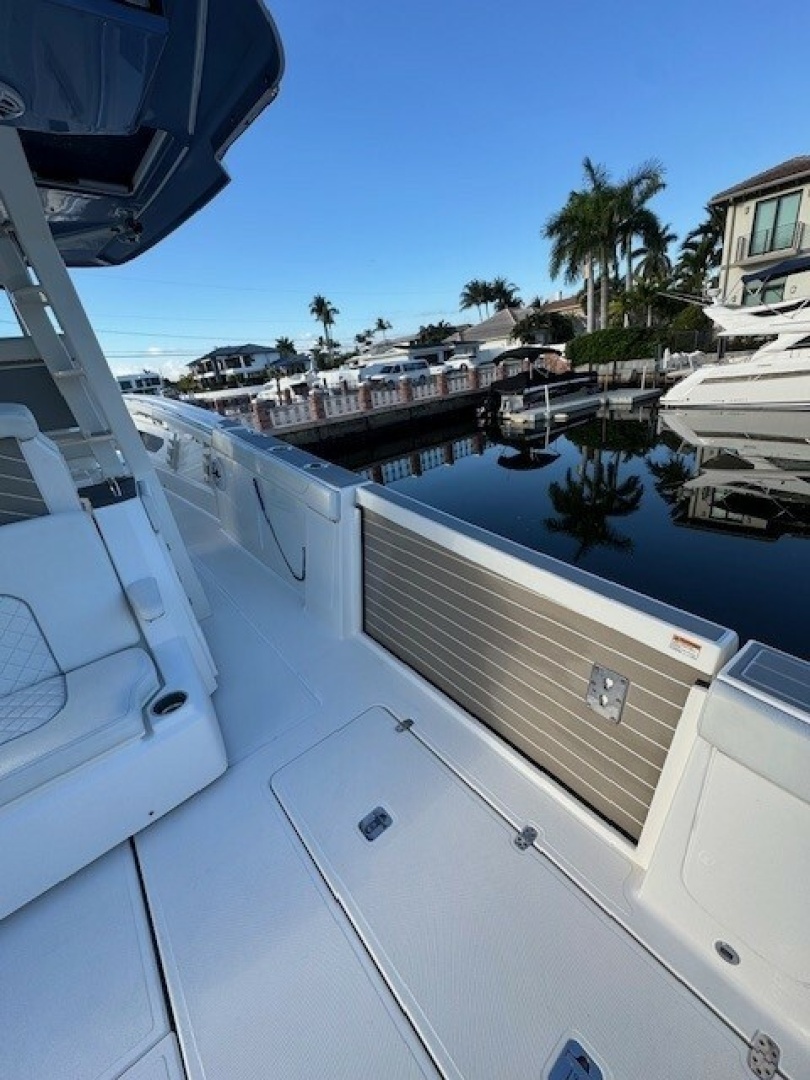2023 PURSUIT S 428 Sport Base - Image 5