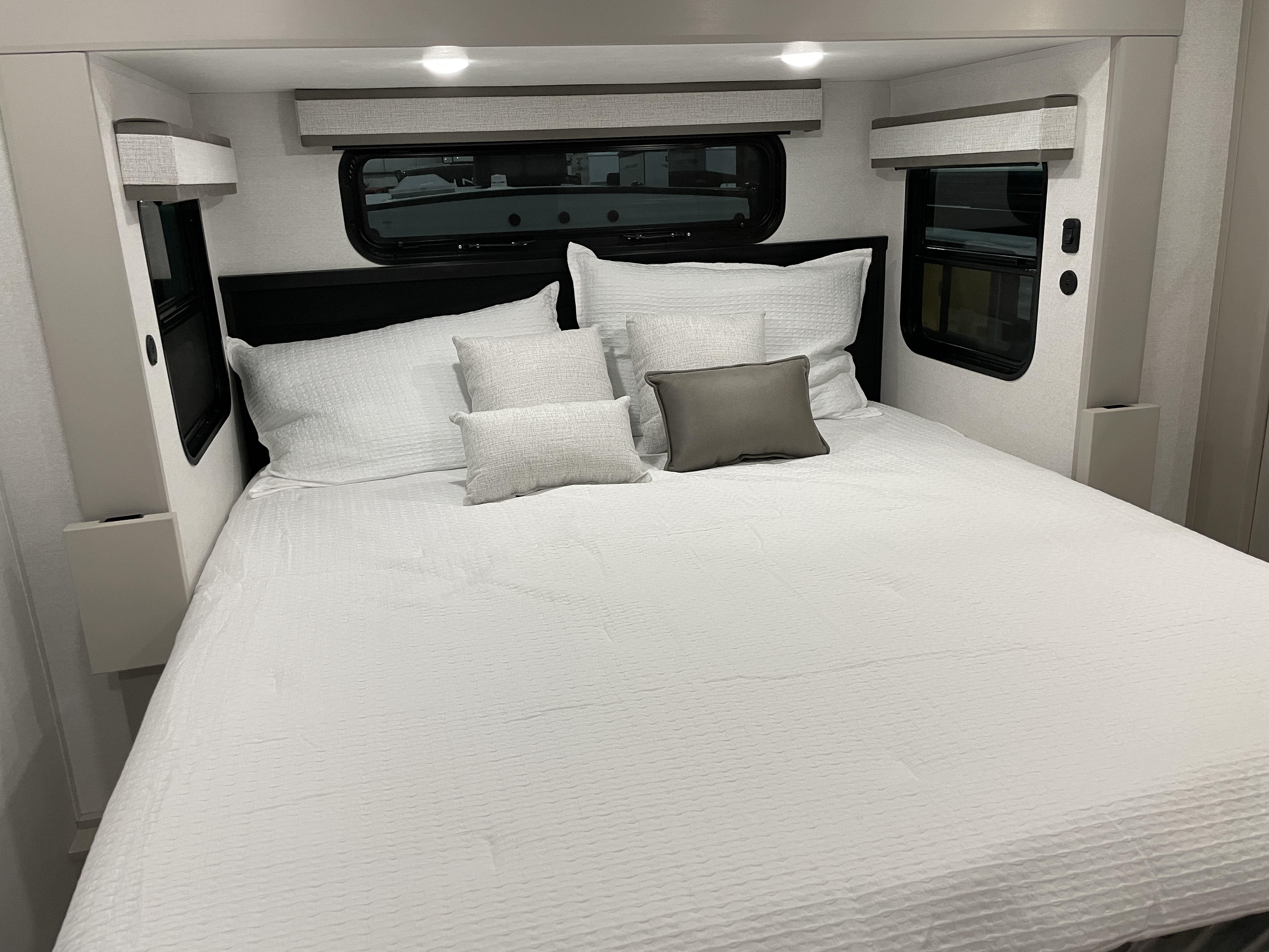 2027 Jayco North Point 391TBBH - Image 28