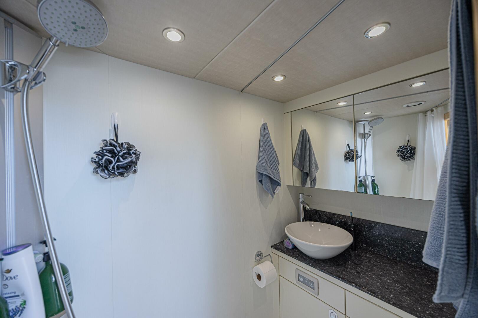 2017 Sunseeker 75 Yacht - Image 54