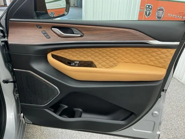 2025 Jeep Grand-Cherokee-L Laredo Altitude 4x4 - Image 26