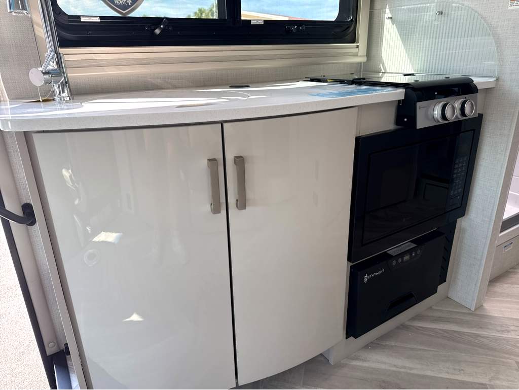 2027 THOR MOTOR COACH TIBURON 24XL - Image 18