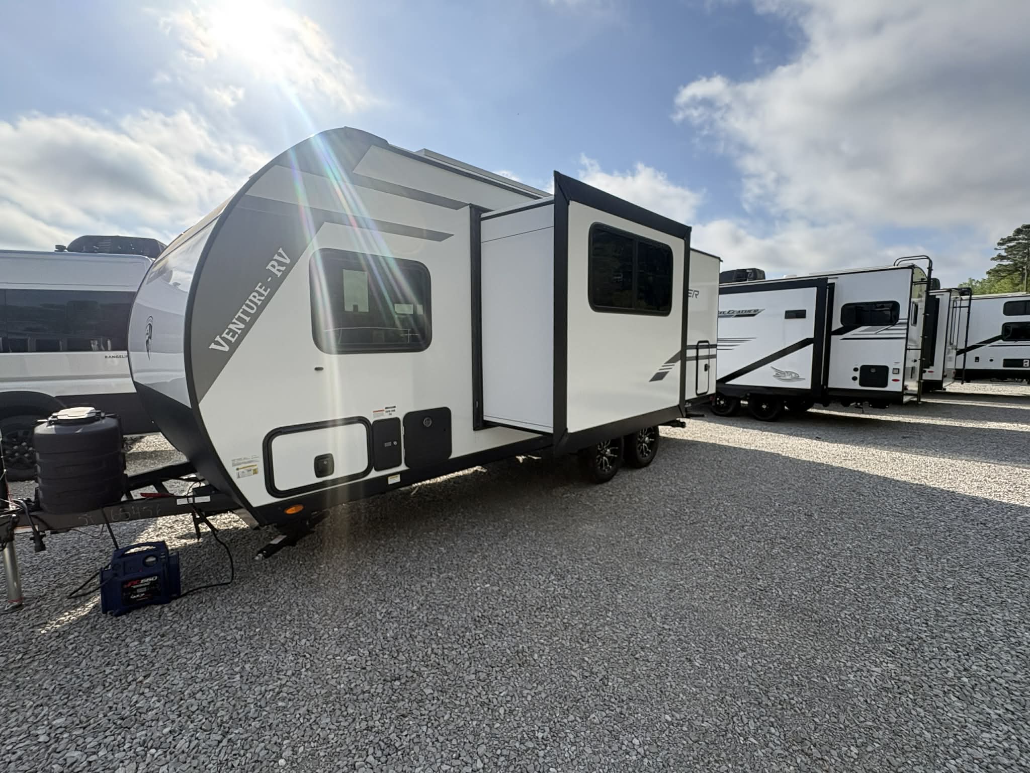 2026 VENTURE RV SPORTTREK STINGER 222VUD - Image 20