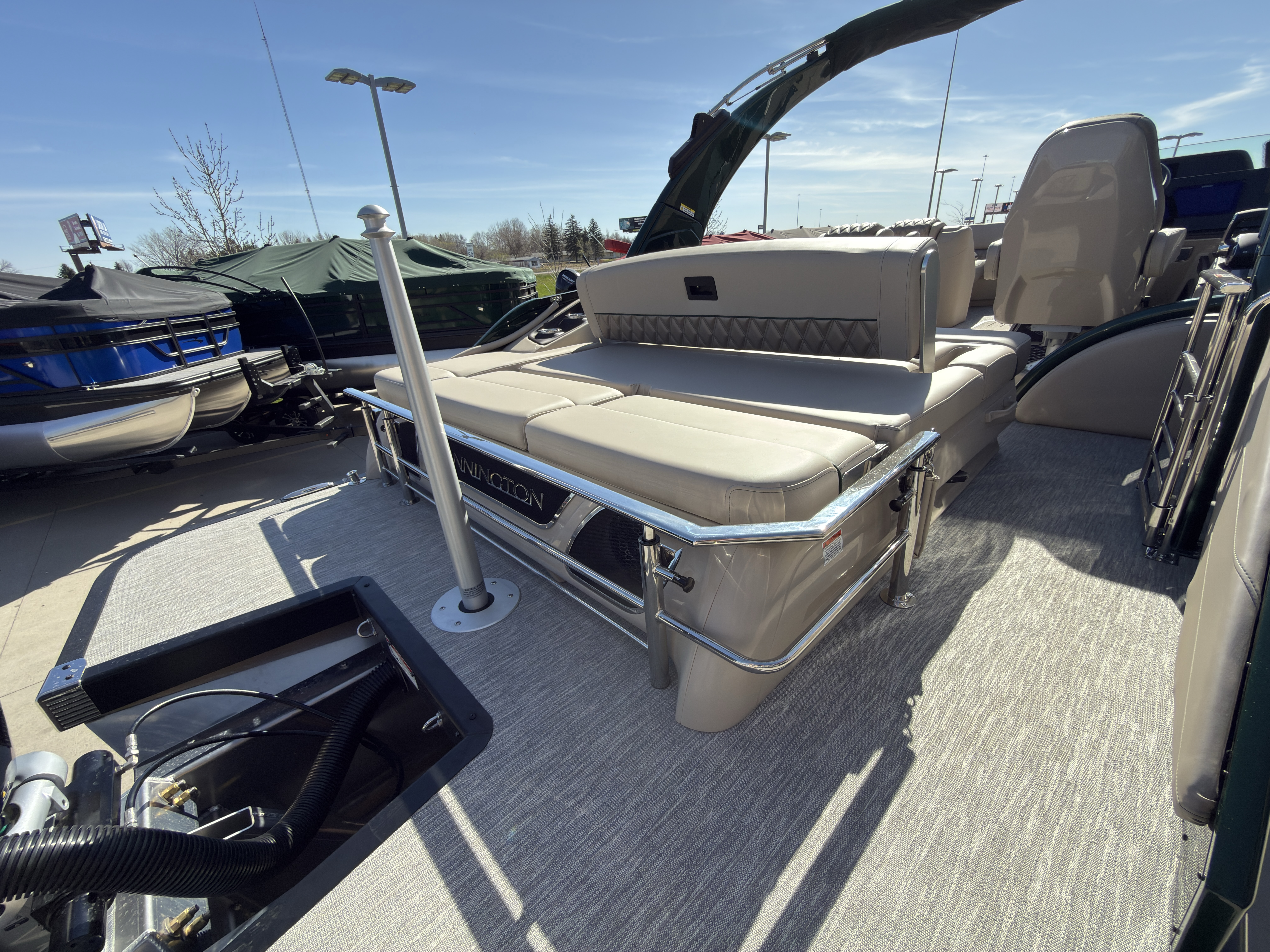2026 Bennington 25QXSBA 425HP V10 Tritoon Pontoon - Image 45