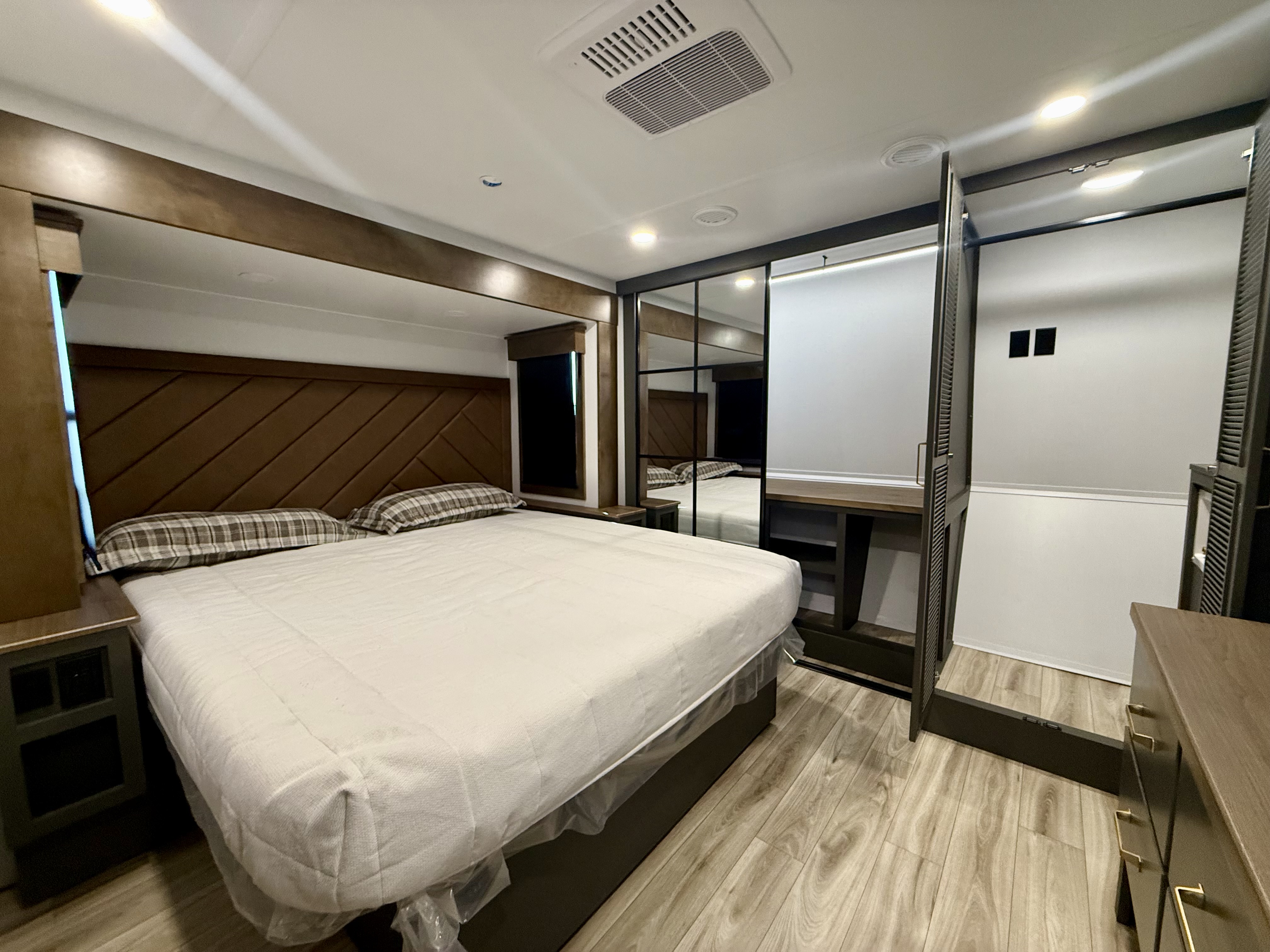 2027 High Country 290RL FULL BODY PAINT - Image 16