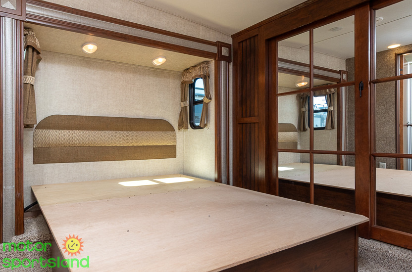 2014 Keystone Laredo 3325TG - Image 26