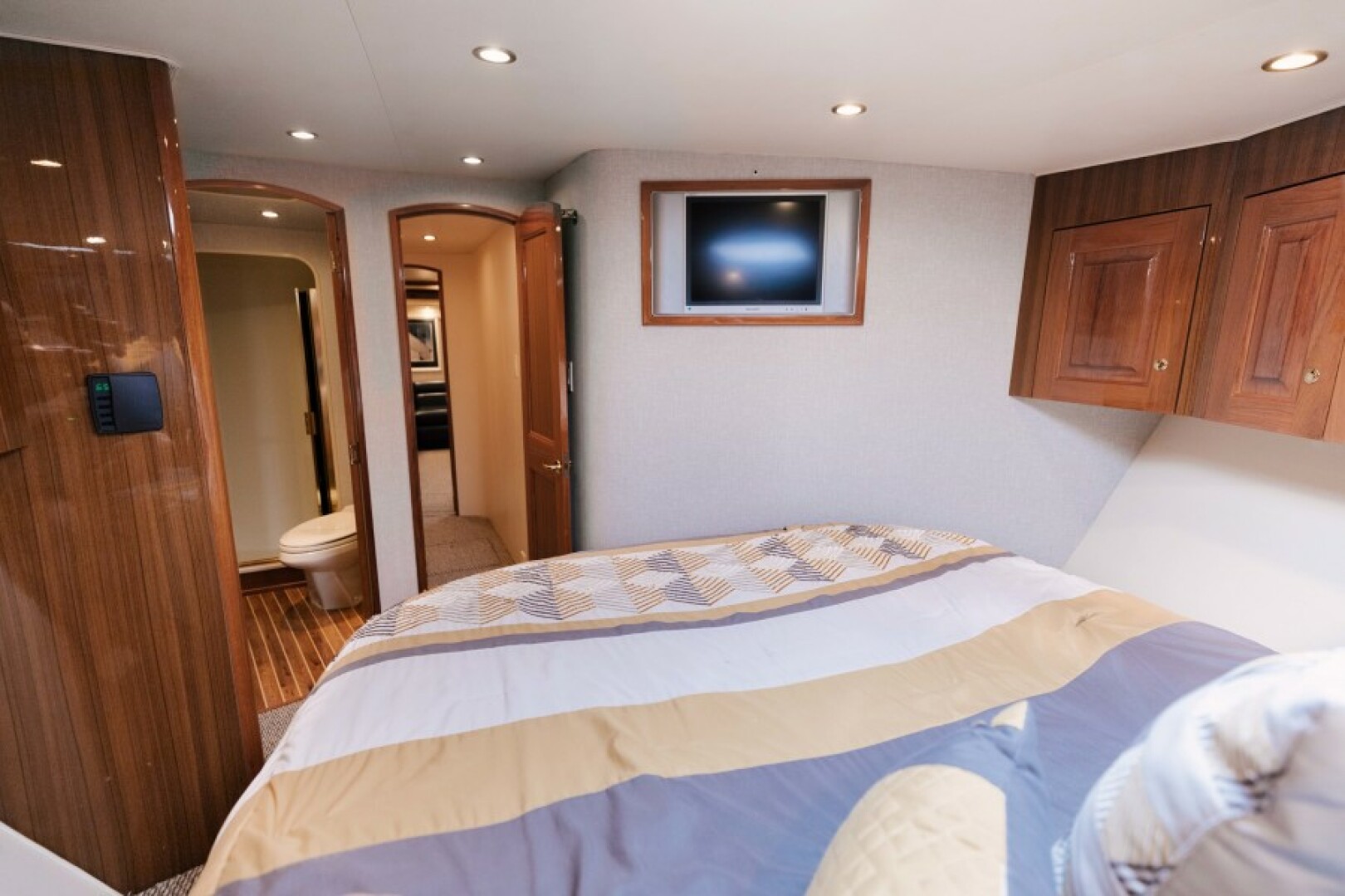 2006 Viking 74 Enclosed Bridge - Image 9