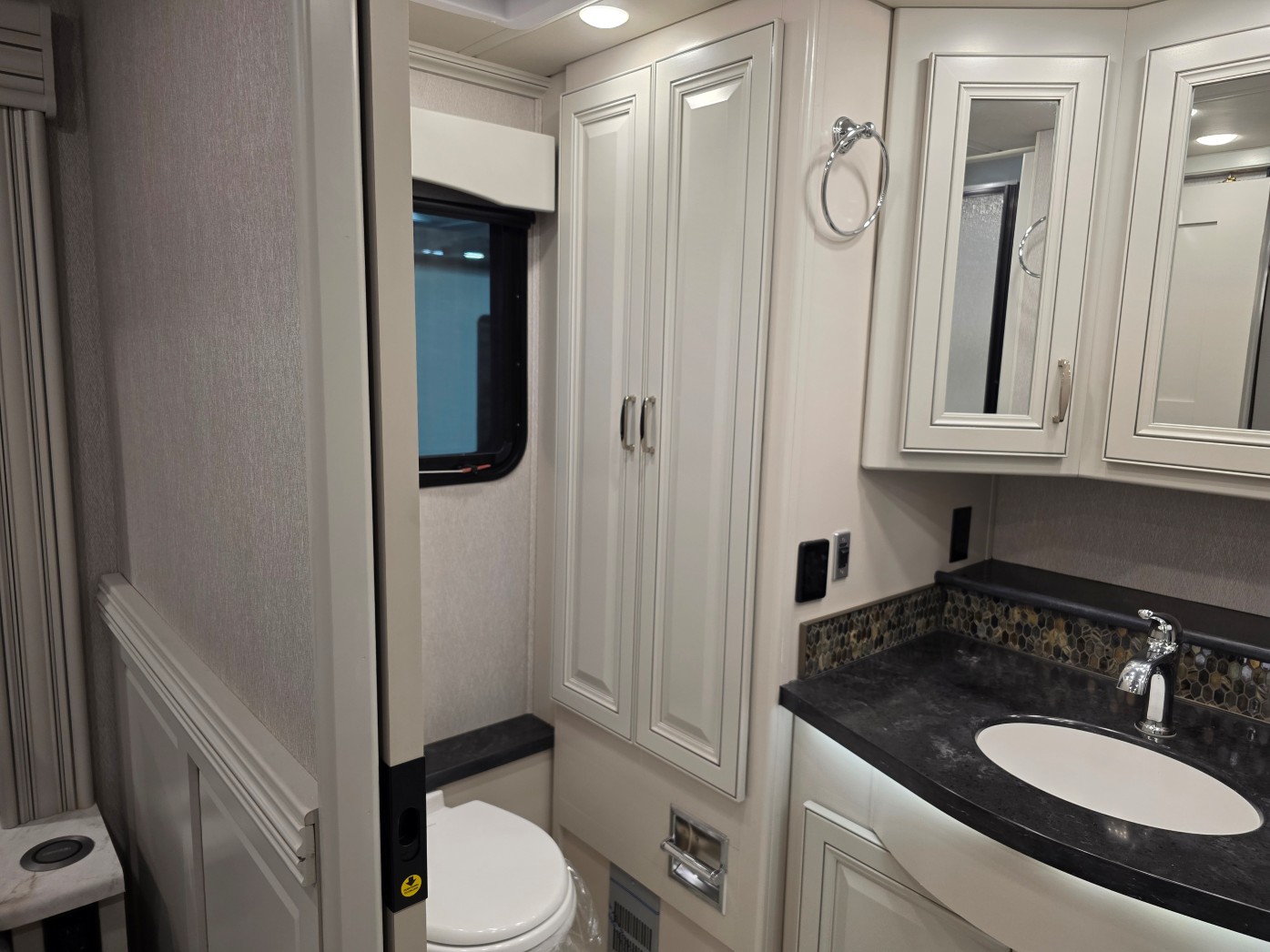 2026 Fleetwood Discovery 38N - Image 48