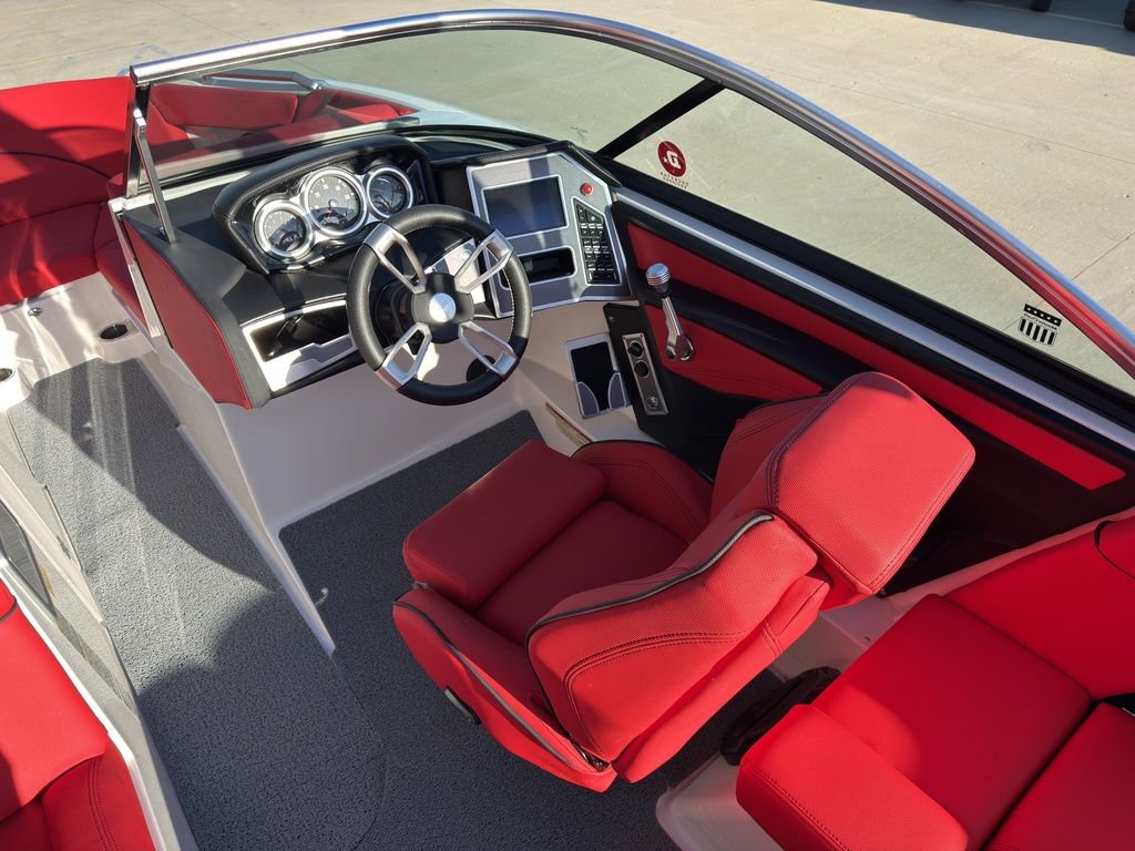 2019 MasterCraft XT22 - Image 32