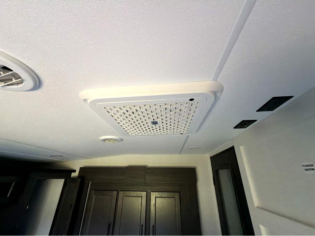 2027 VENTURE RV SPORTTREK 312VTB - Image 33