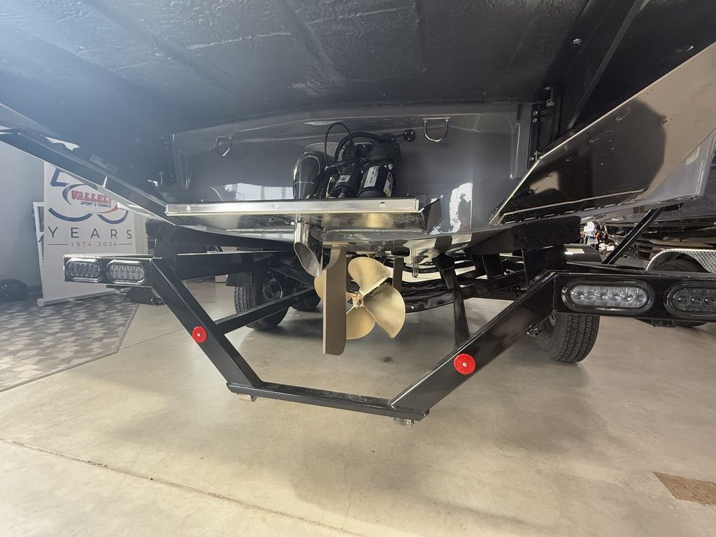 2025 MasterCraft XT22 - Image 12