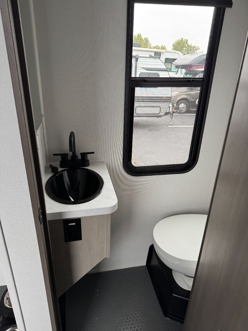 2025 Grand Design Momentum G-Class 415G - Image 11