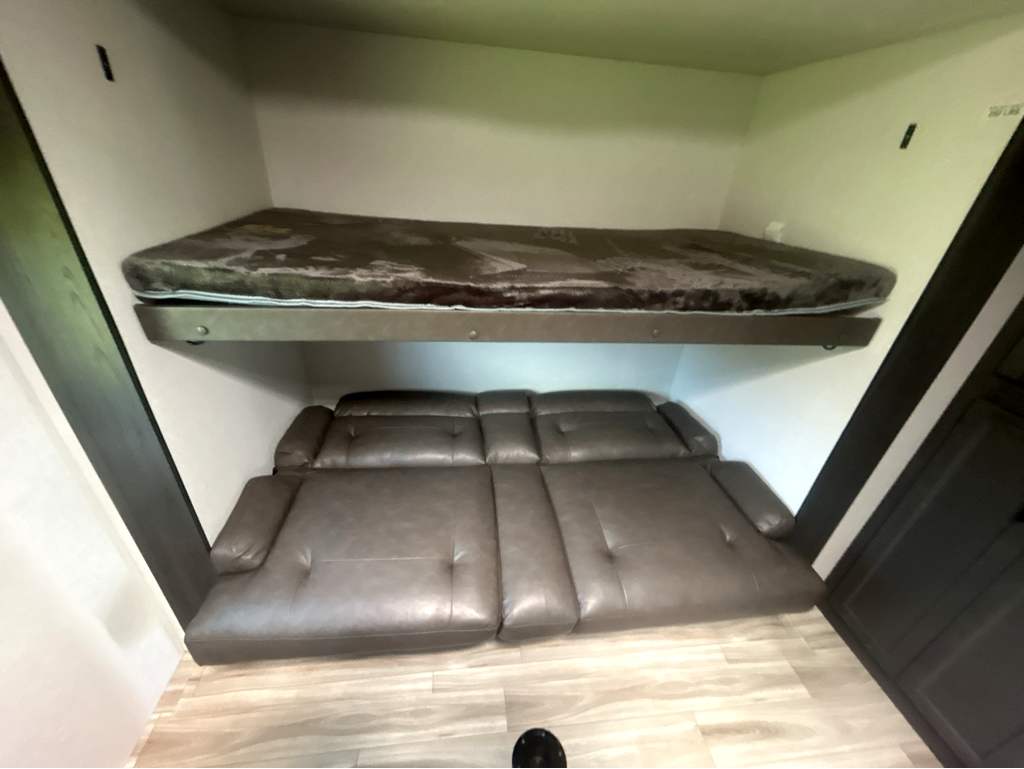 2026 VENTURE RV SPORTTREK 327VIK - Image 23