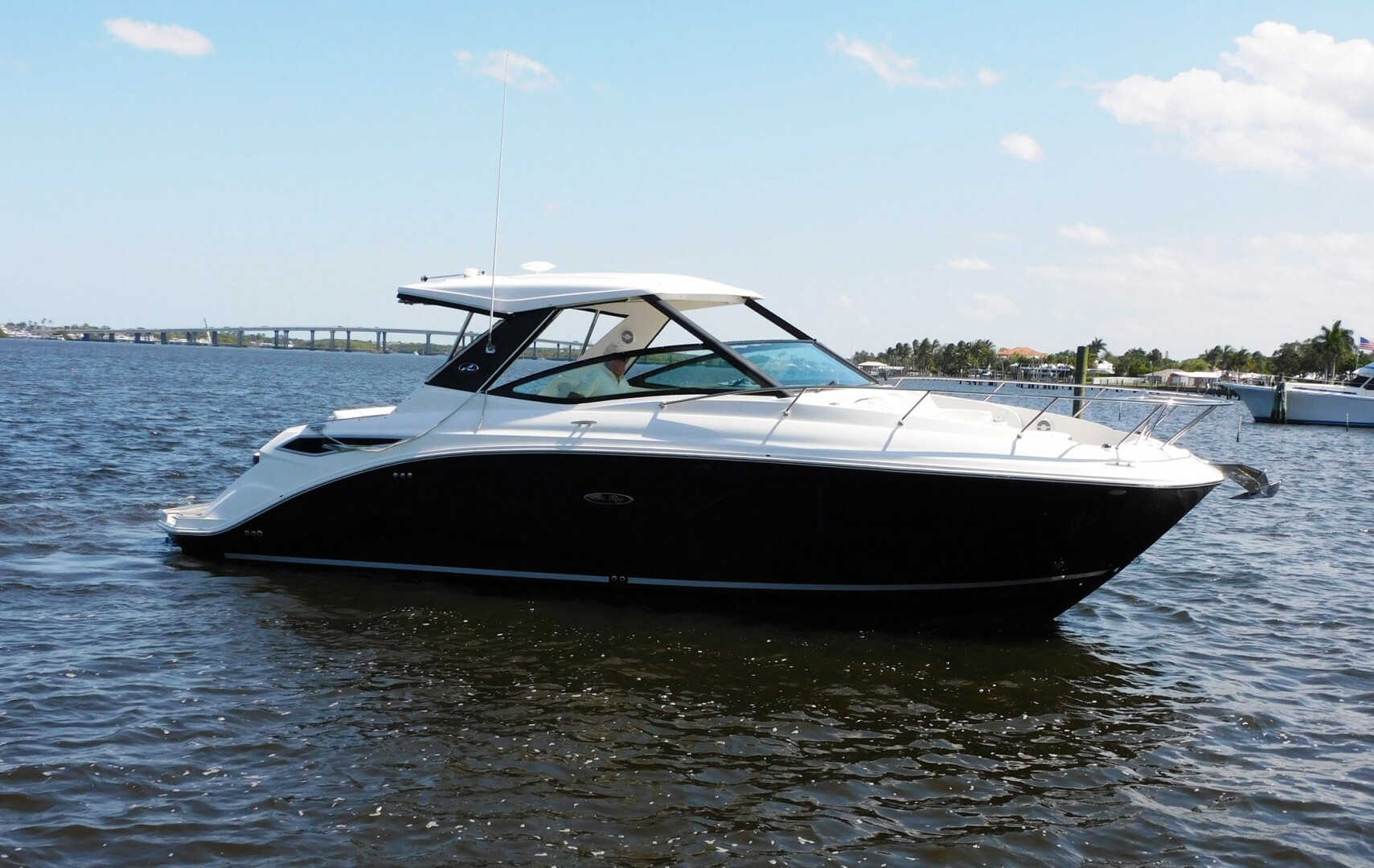 2018 Sea Ray Sundancer 320 - Image 1