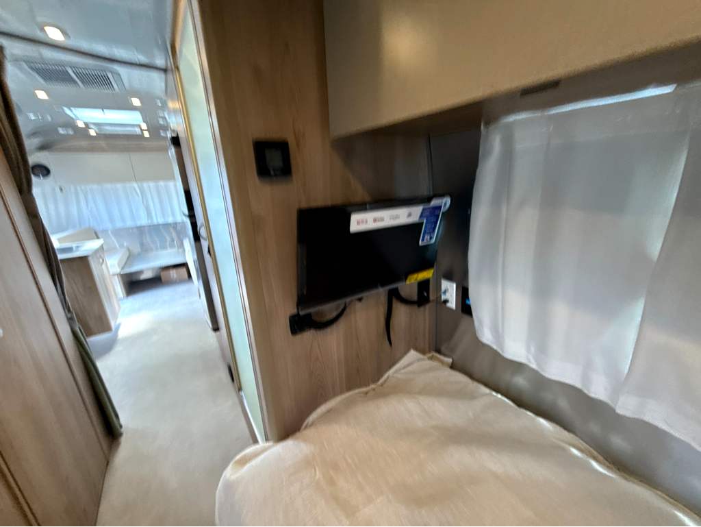 2027 AIRSTREAM FLYING CLOUD 25FBT - Image 27