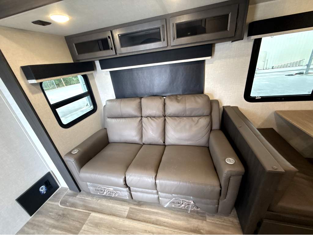 2025 VENTURE RV SPORTTREK 292VRB - Image 12