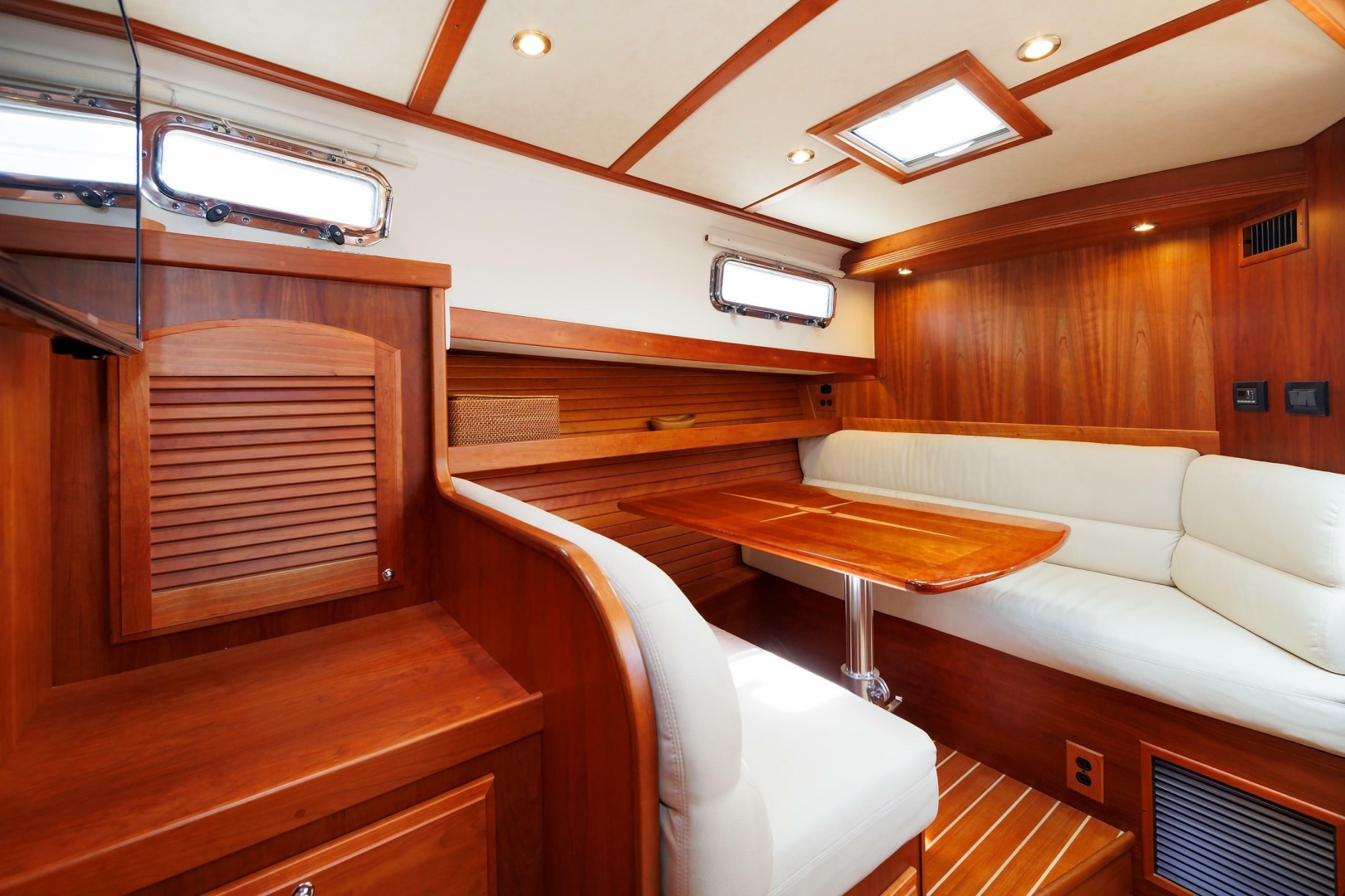 2016 Sabre 42 Fly Bridge Sedan - Image 15
