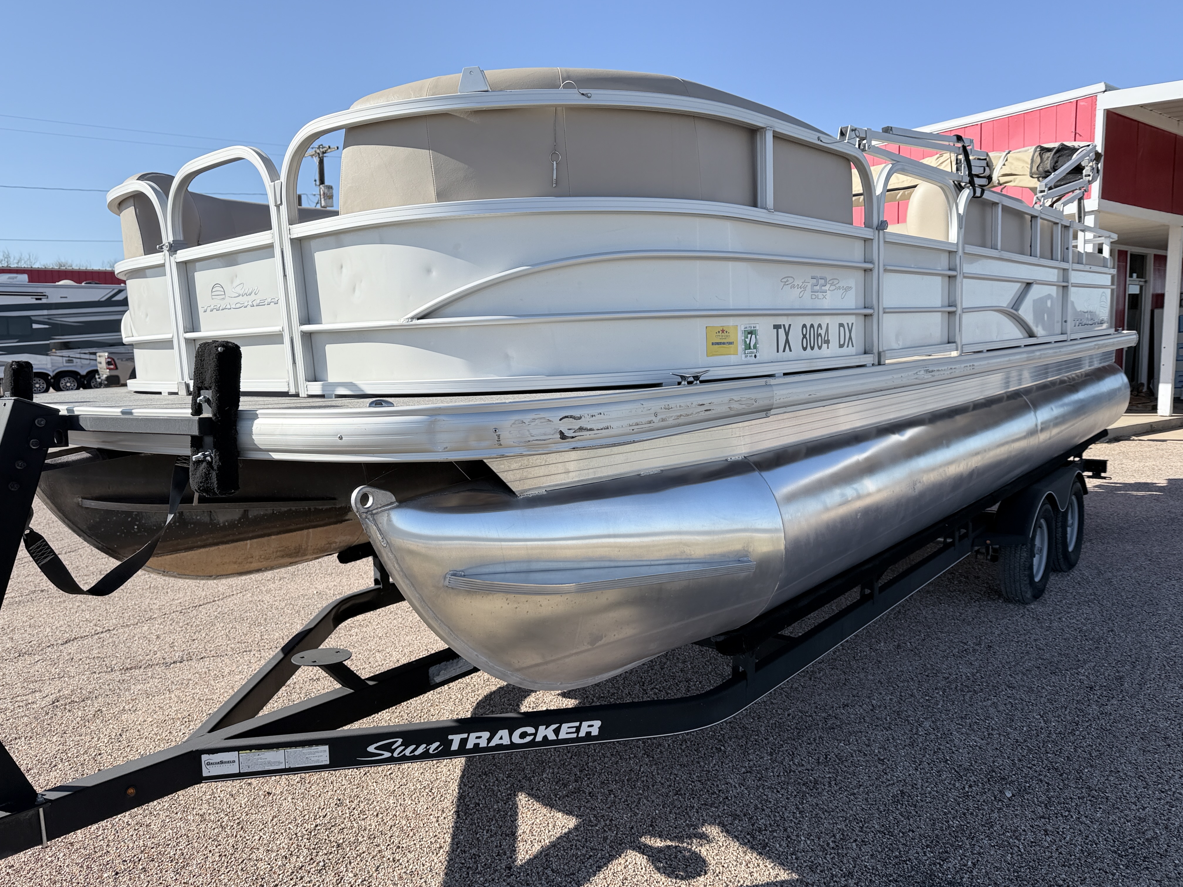 2017 TRACKER 2016 PARTY BARGE 22 DLX - Image 3