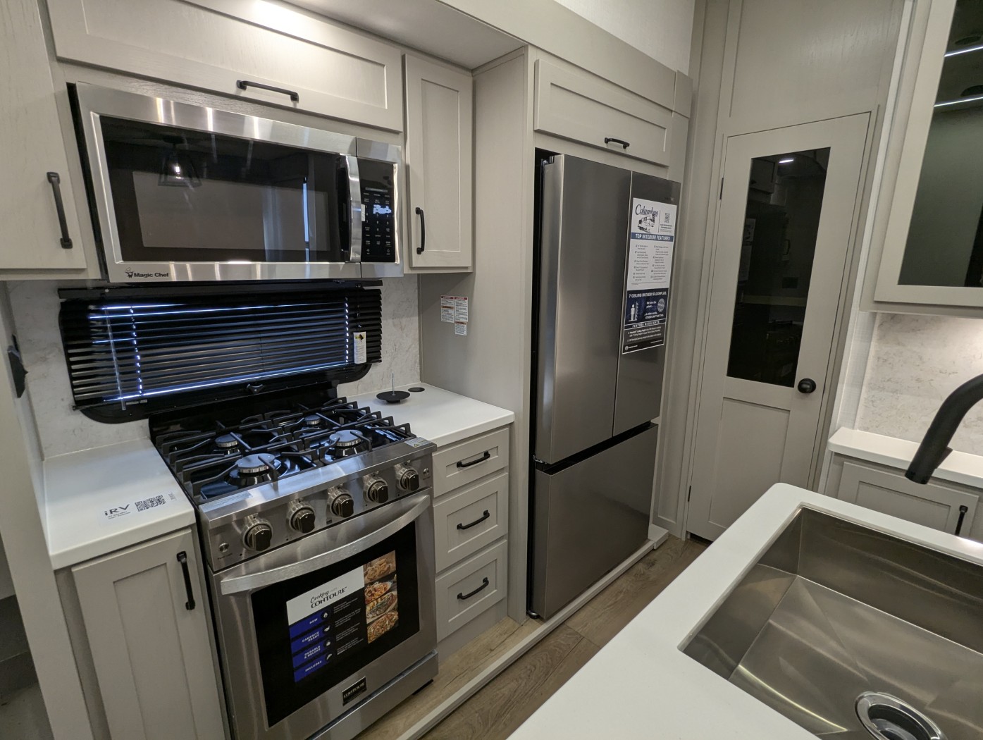 2025 Palomino Columbus 376DS - Image 23