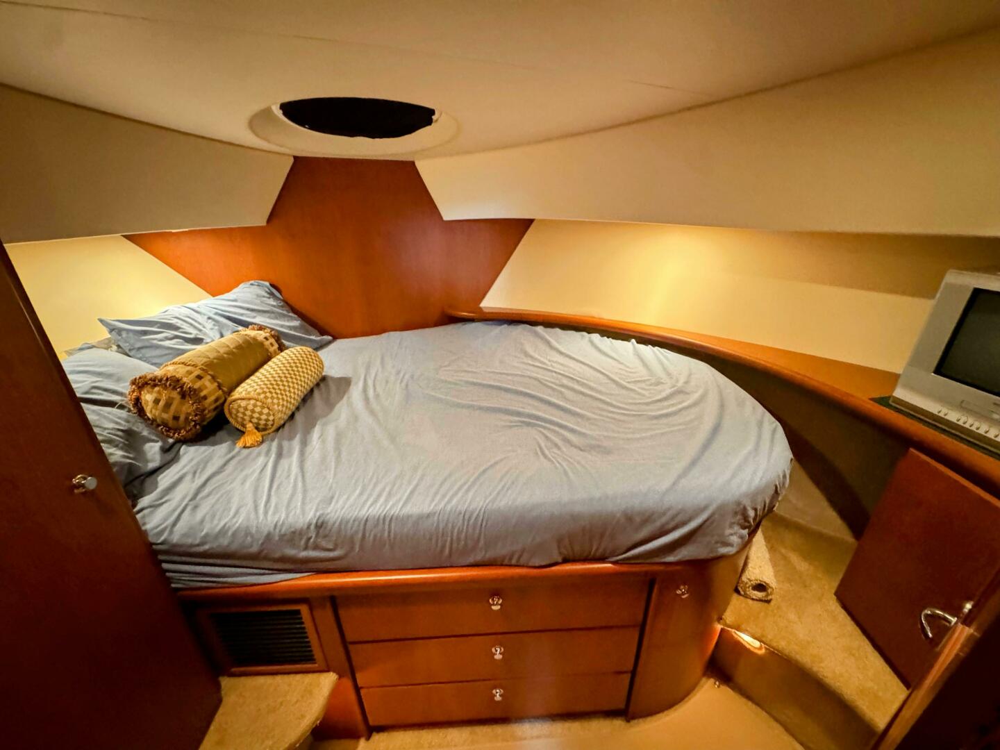 2005 Silverton 35 Motor Yacht - Image 36