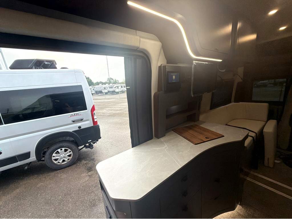 2027 GRAND DESIGN LINEAGE SERIESVP LVP2 - Image 18