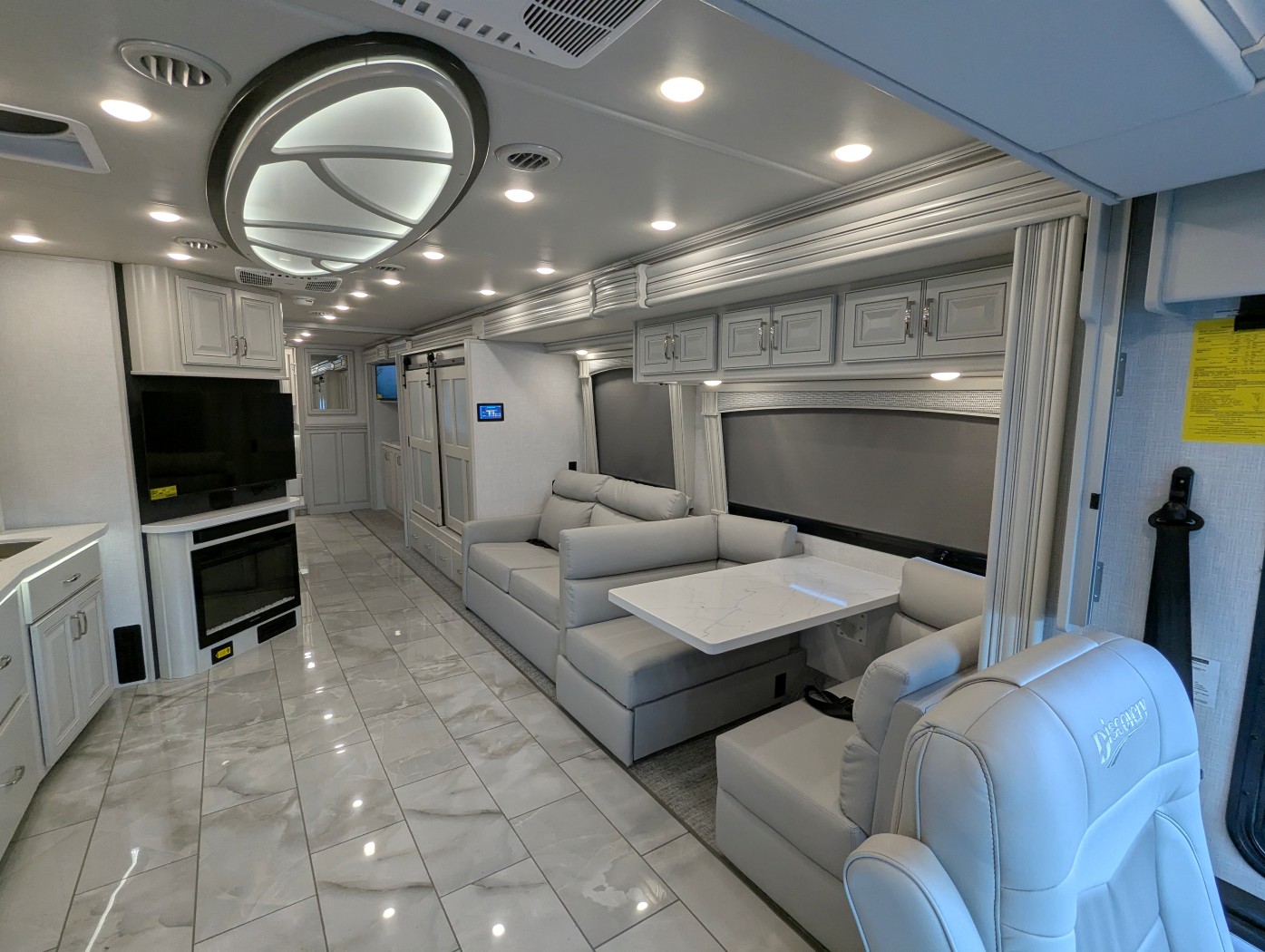 2026 Fleetwood Discovery 38N - Image 10