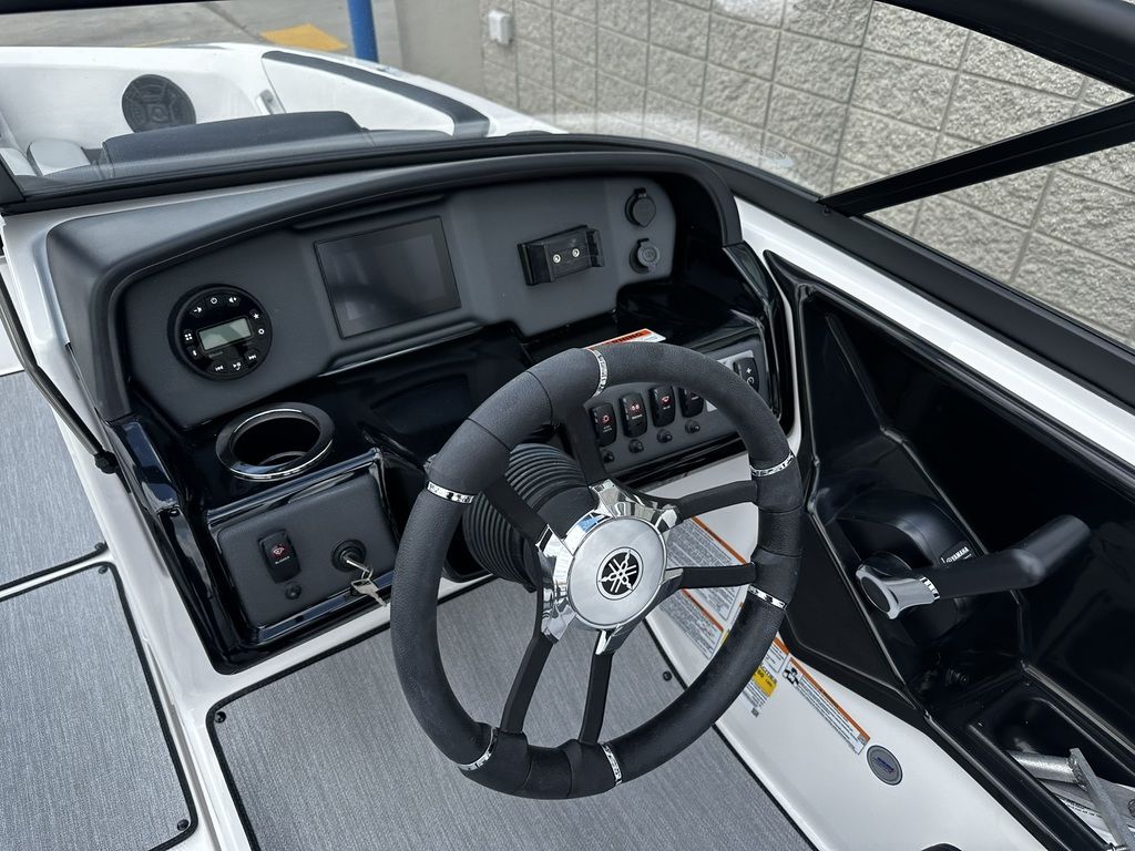 2025 Yamaha Boats AR195 - Image 10
