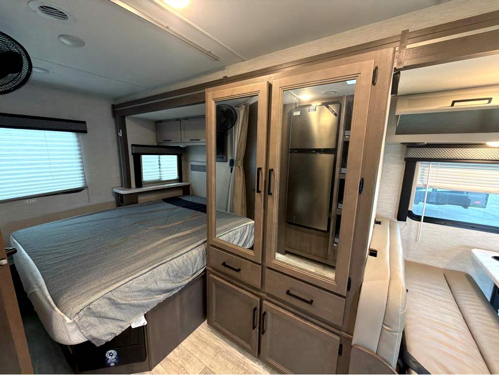 2025 Thor Motor Coach MAGNITUDE GA24 - Image 19