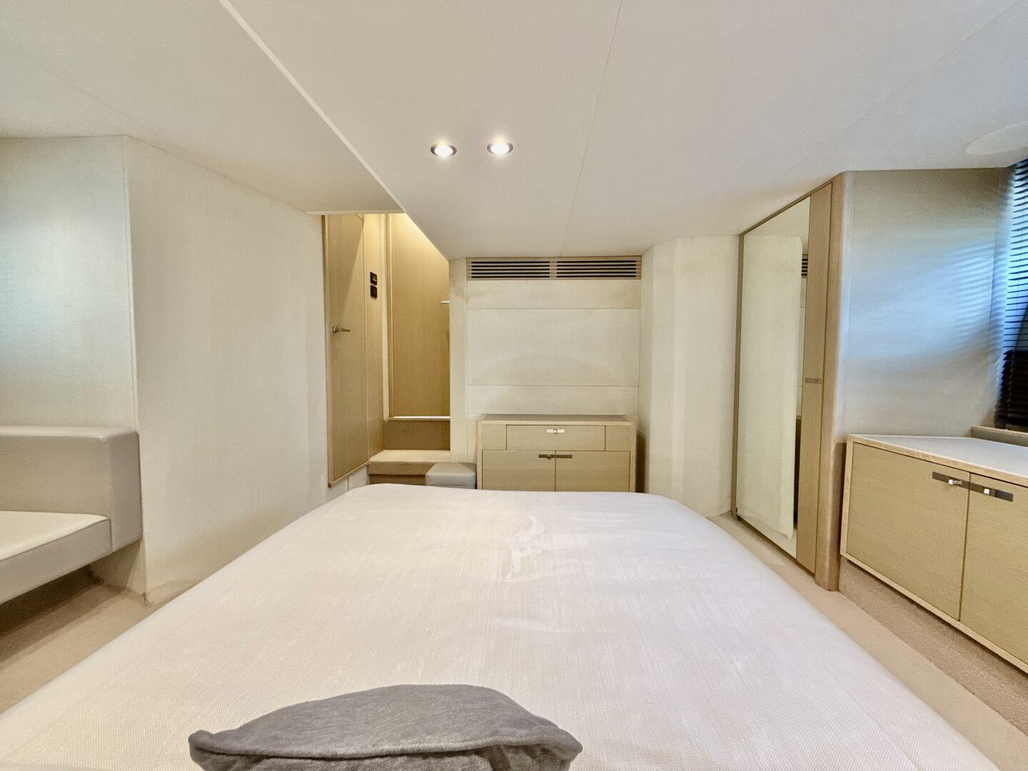 2017 Princess V58 - Image 27