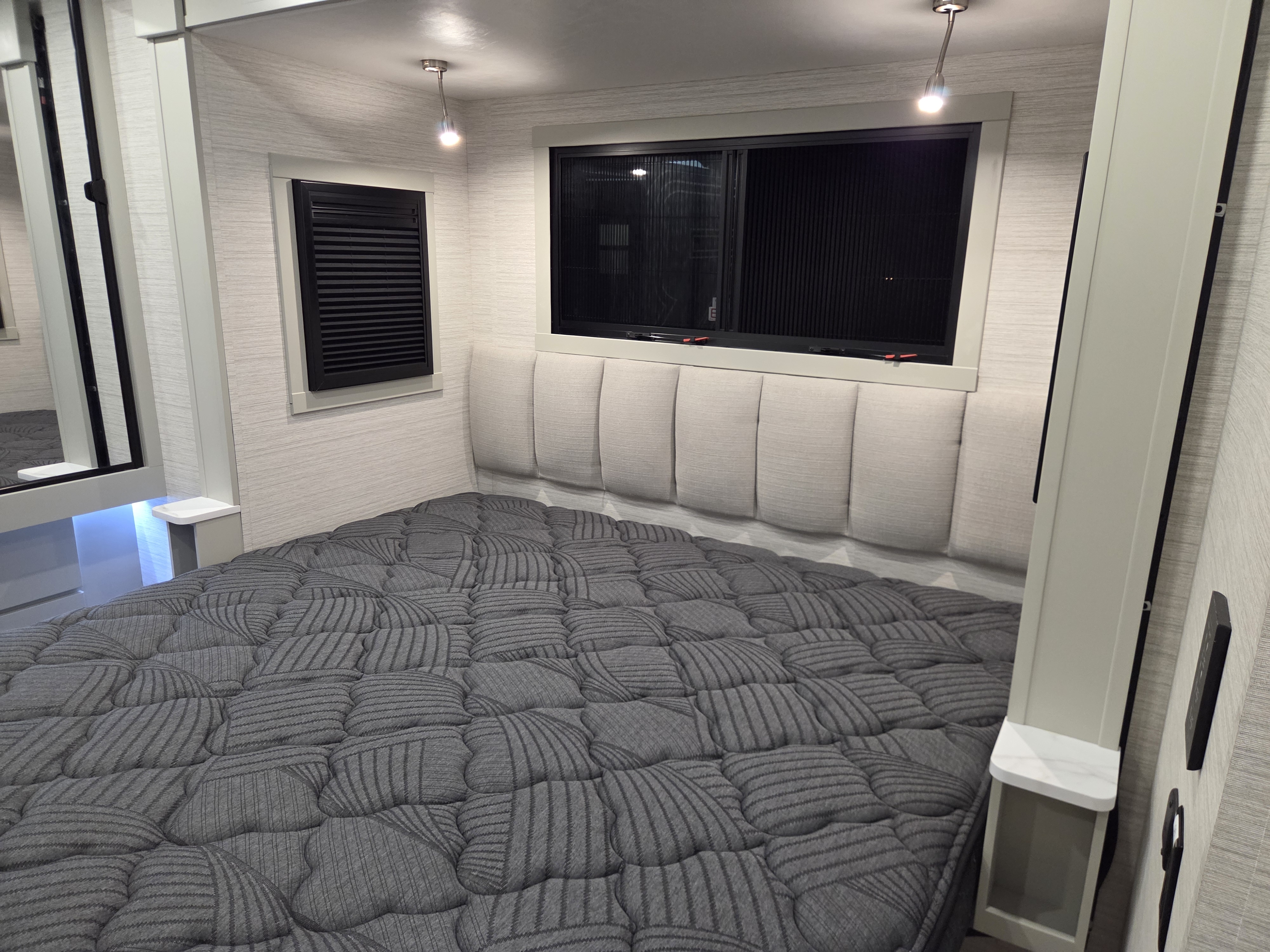 2027 Dynamax Europa 31SS - Image 13