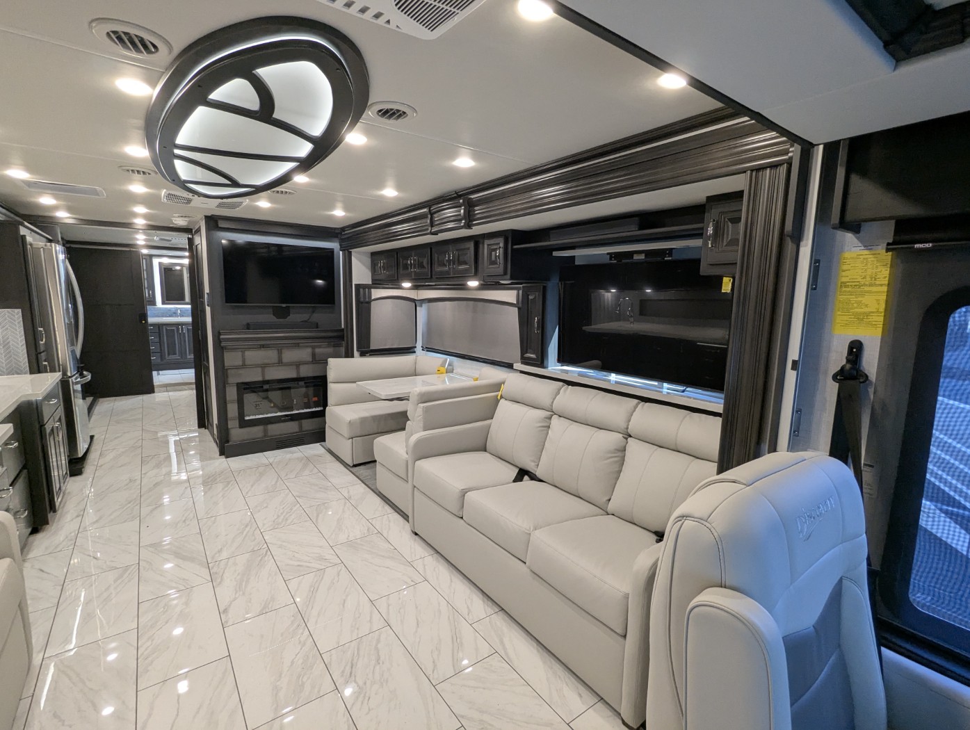 2026 Fleetwood Discovery 38W - Image 11