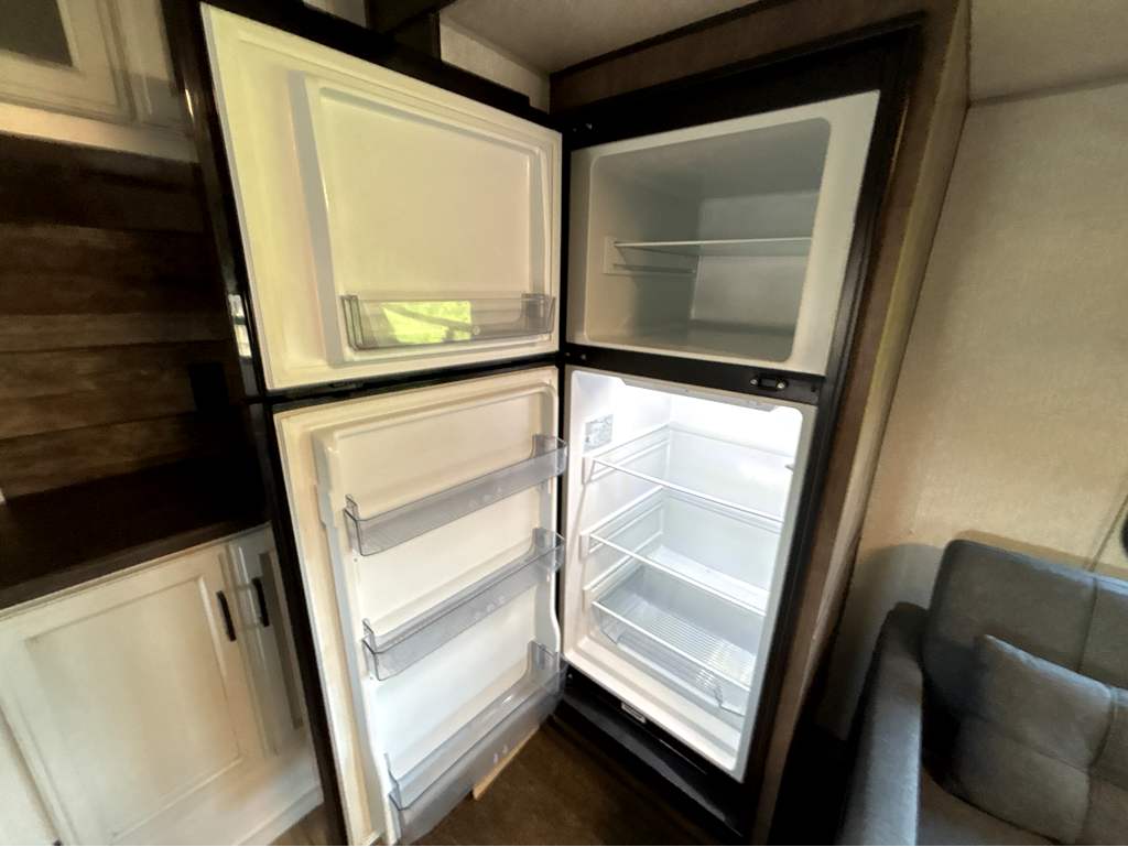 2022 VENTURE RV SPORTTREK 241VMS - Image 17