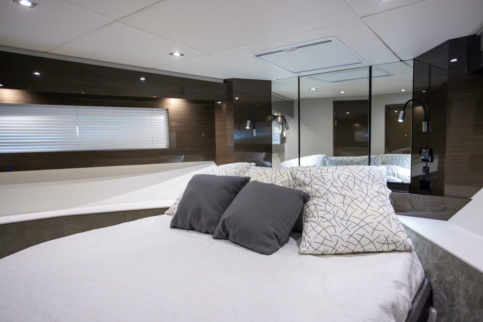 2019 Cruisers Yachts 50 Cantius - Image 16