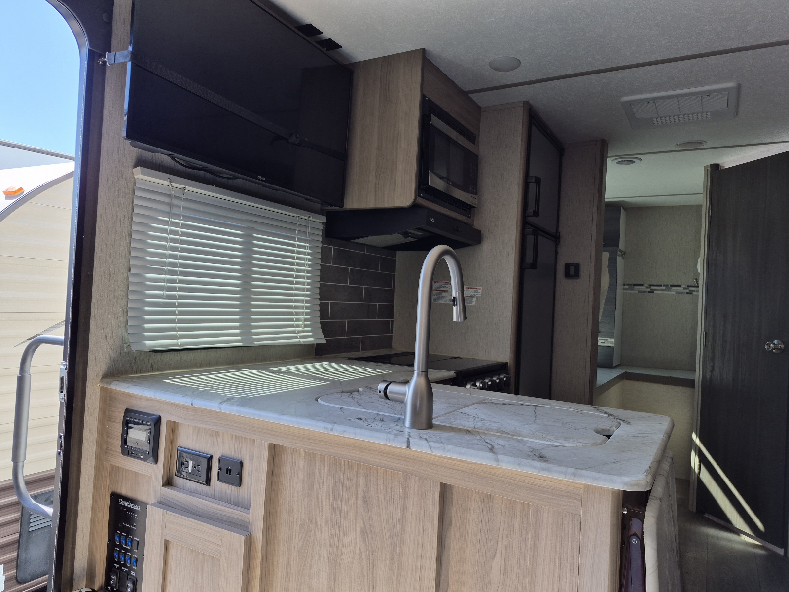 2021 Coachmen Freedom Express Ultra Lite 238BHS - Image 6