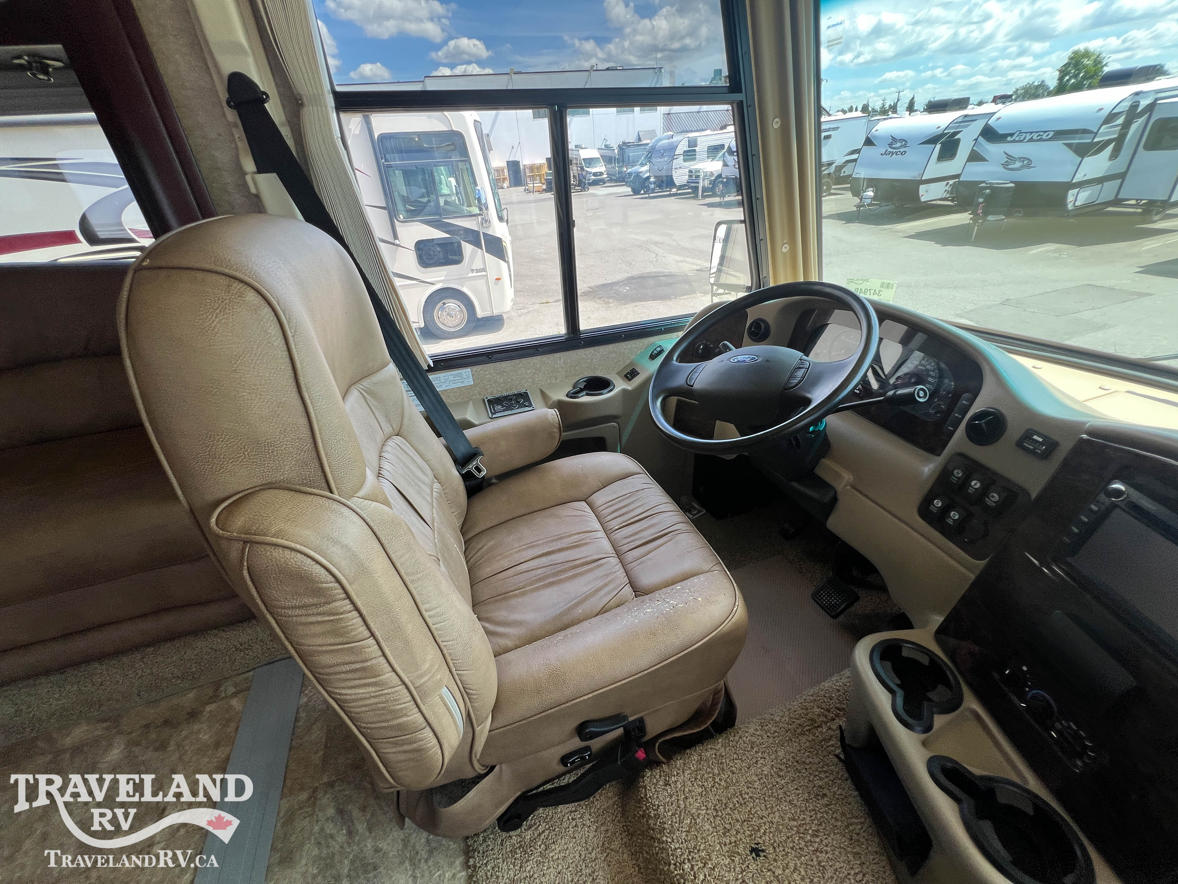 2012 Thor Motor Coach CHALLENGER 32VC HMS - Image 12