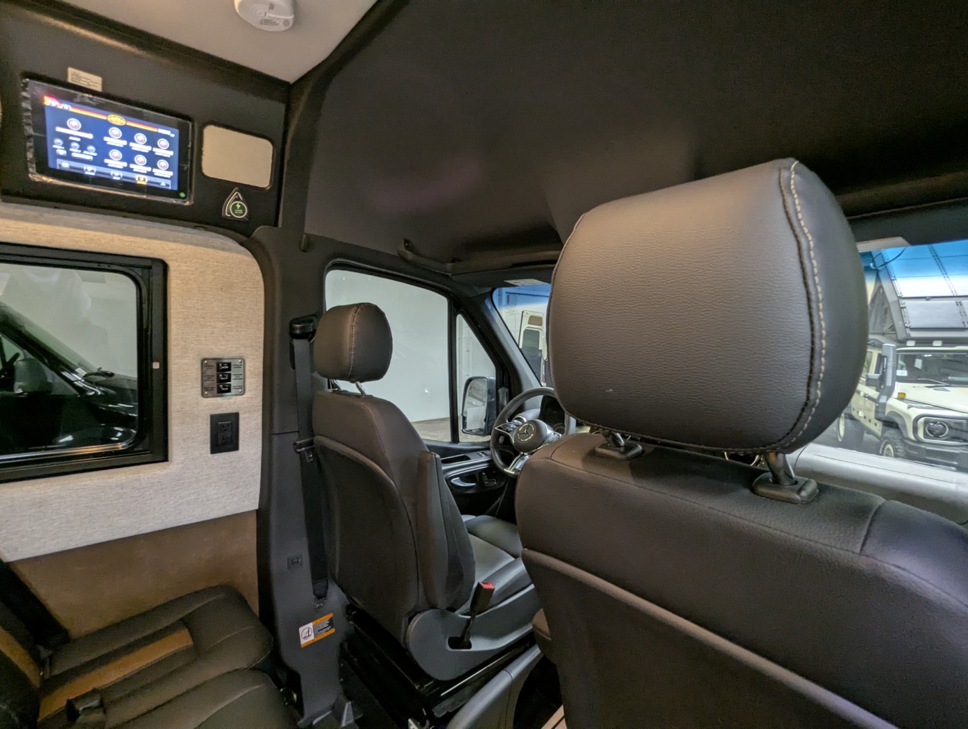 2027 Storyteller Overland Dark Mode XO - Image 21