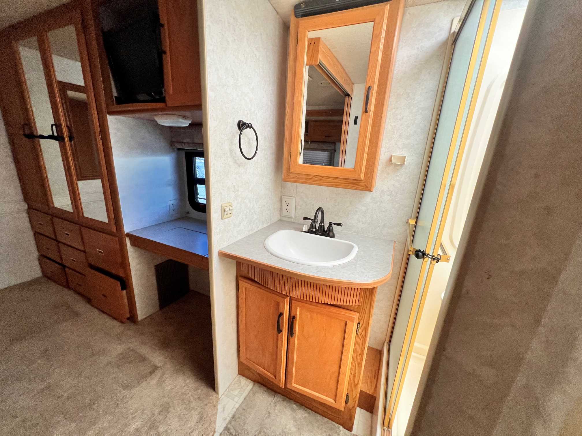 2004 Winnebago Brave 32V - Image 17