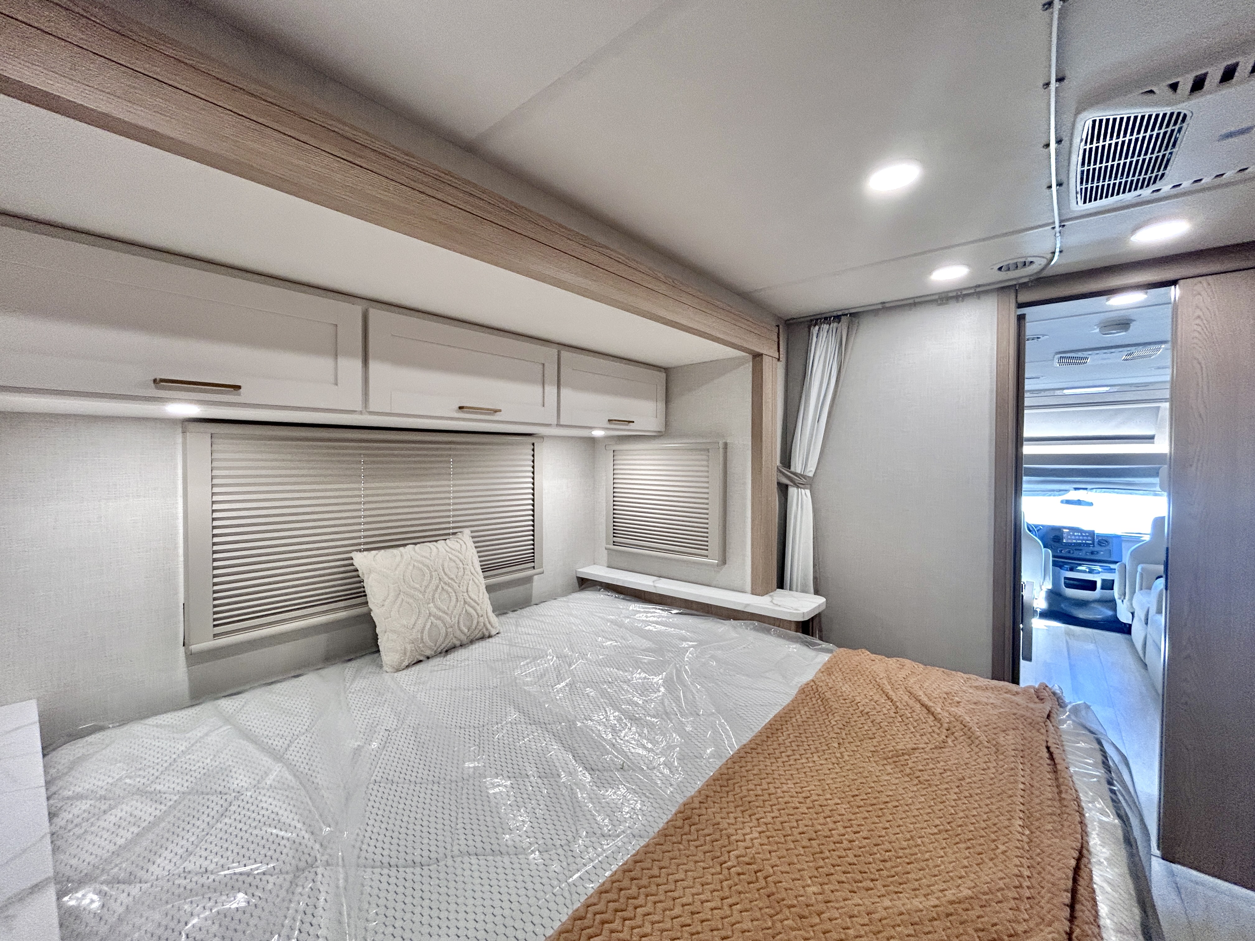 2027 Thor Motor Coach QUANTUM KW29 - Image 20