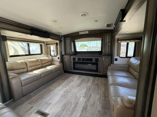 2019 Keystone Montana High Country 3731FL - Image 4