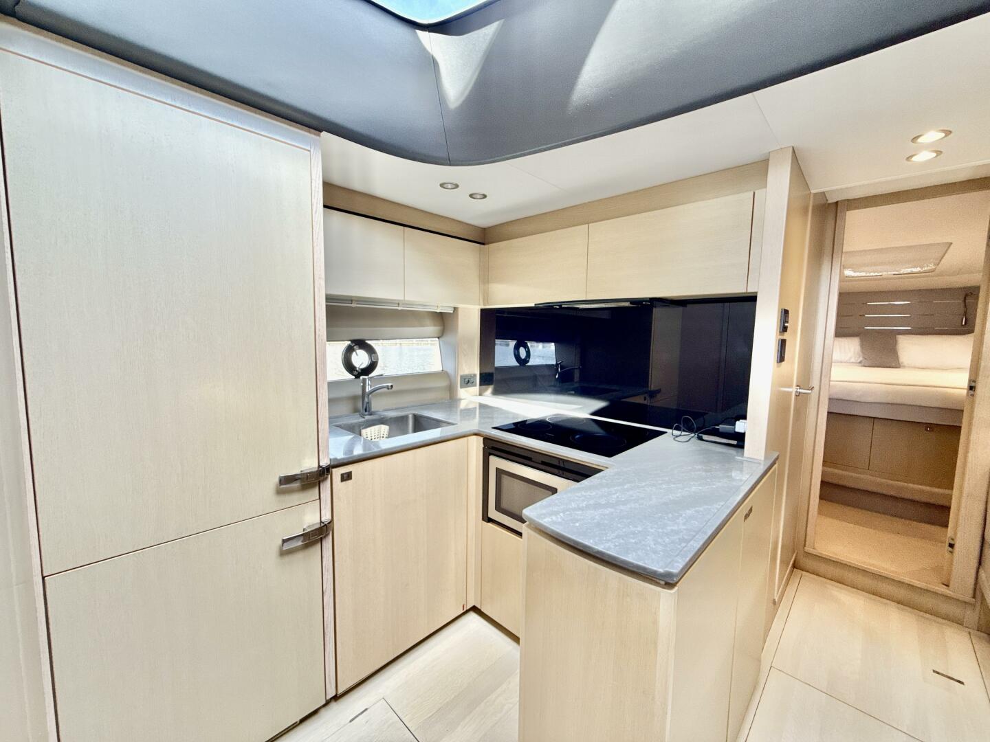 2017 Princess V58 - Image 12