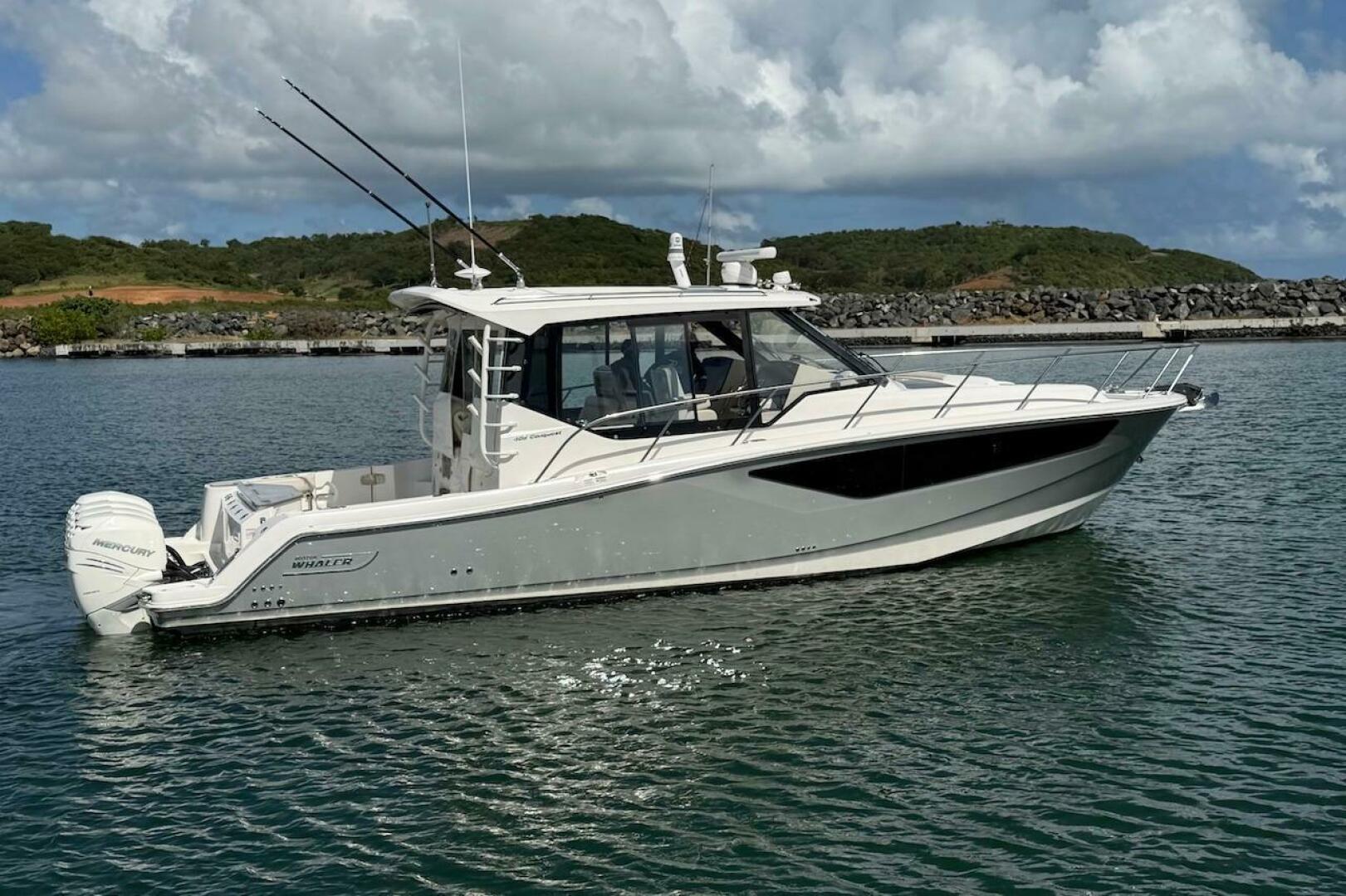 2021 Boston Whaler 405 Conquest - Image 4